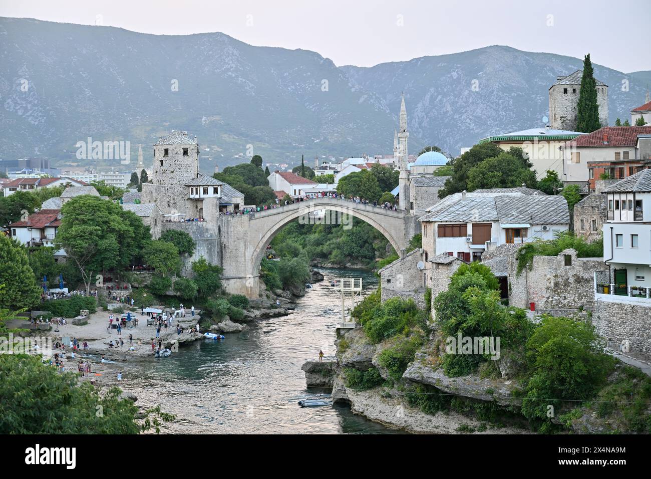Die Alte Brücke, Mostar, Bosnien-Herzegowina. Die rekonstruierte alte Brücke, die das tiefe Tal des Neretva überspannt. Stockfoto