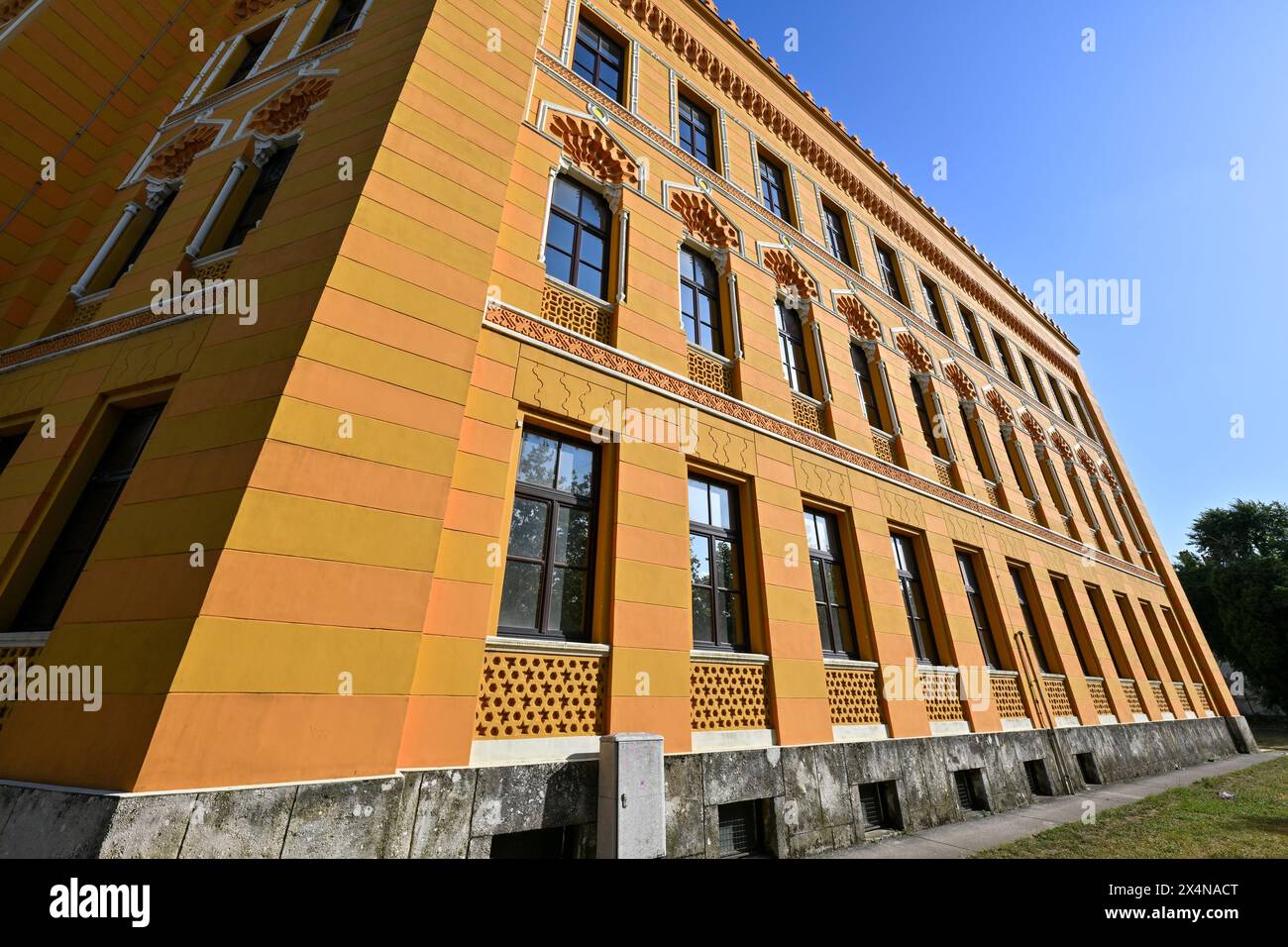 Das United World College and Gymnasium Gebäude in Mostar, Bosnien und Herzegowina. Stockfoto