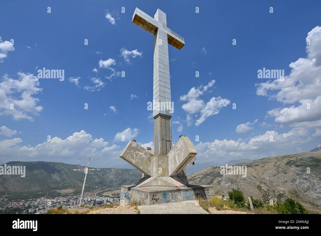Millennium Cross, 33 Meter hoch, erbaut im Jahr 2002, um 2000 Jahre Christentum auf dem höchsten Punkt des Hum Hügels mit Blick auf die alte Stockfoto