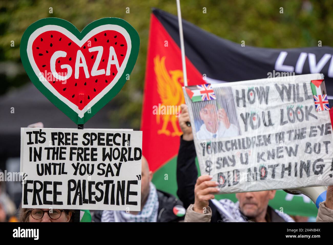 Manchester, Großbritannien. Mai 2024. Die Marschierenden kommen an der Universität Manchester an. Palästinensische Proteste Manchester. Die Demonstranten trafen eine pro-israelische Gruppe von Demonstranten, nachdem sie das Stadtzentrum an der Oxford Road verlassen hatten, wo Stewards und Polizei die Gruppen getrennt hielten. Die pro-palästinensischen Demonstranten marschierten dann zum Studentenzelt-Protest im Brunswick Park an der Manchester University. Manchester UK. Picture garyrobertsphotography/worldwidefeatures.com Credit: GaryRobertsphotography/Alamy Live News Stockfoto