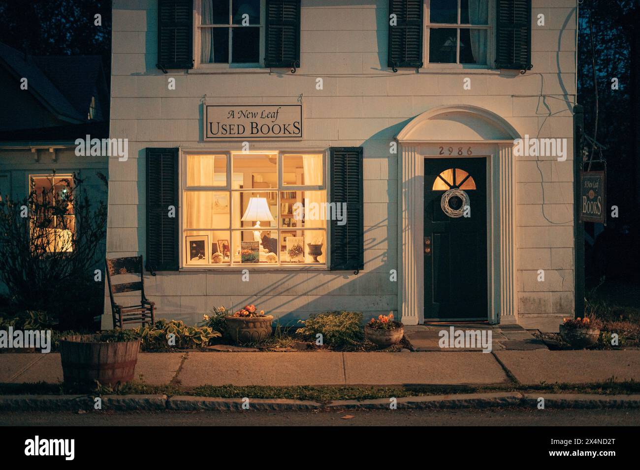 Ein New Leaf-Bücherladen in der Nacht, Pine Plains, New York Stockfoto