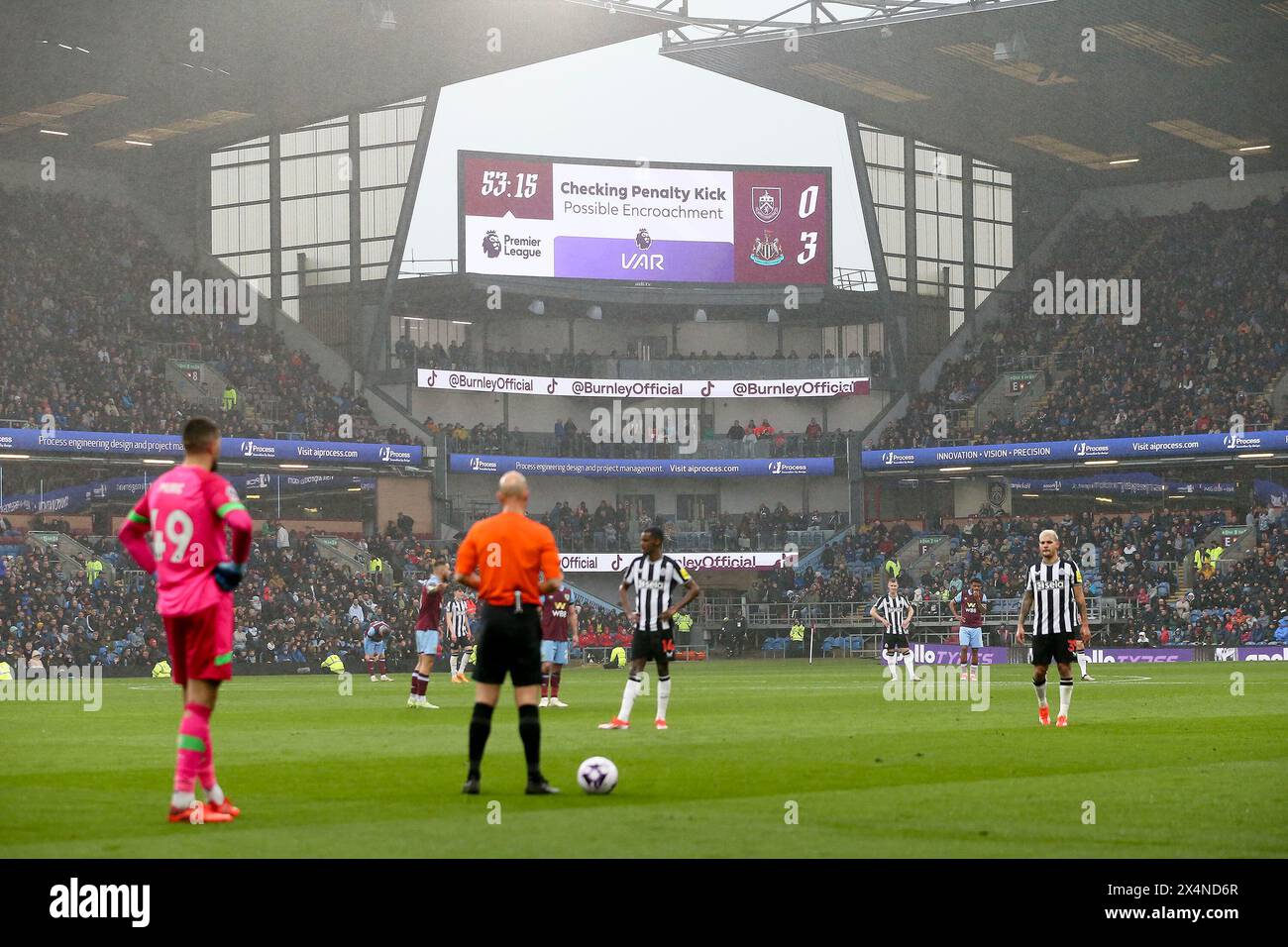 Burnley, Großbritannien. Mai 2024. Die Wiedergabe wird für eine VAR-Prüfung aufgehalten. Premier League Match, Burnley gegen Newcastle United am Samstag, 4. Mai 2024, im Turf Moor in Burnley, Lancs. Dieses Bild darf nur für redaktionelle Zwecke verwendet werden. Nur redaktionelle Verwendung, Bild von Chris Stading/Andrew Orchard Sportfotografie/Alamy Live News Credit: Andrew Orchard Sportfotografie/Alamy Live News Stockfoto