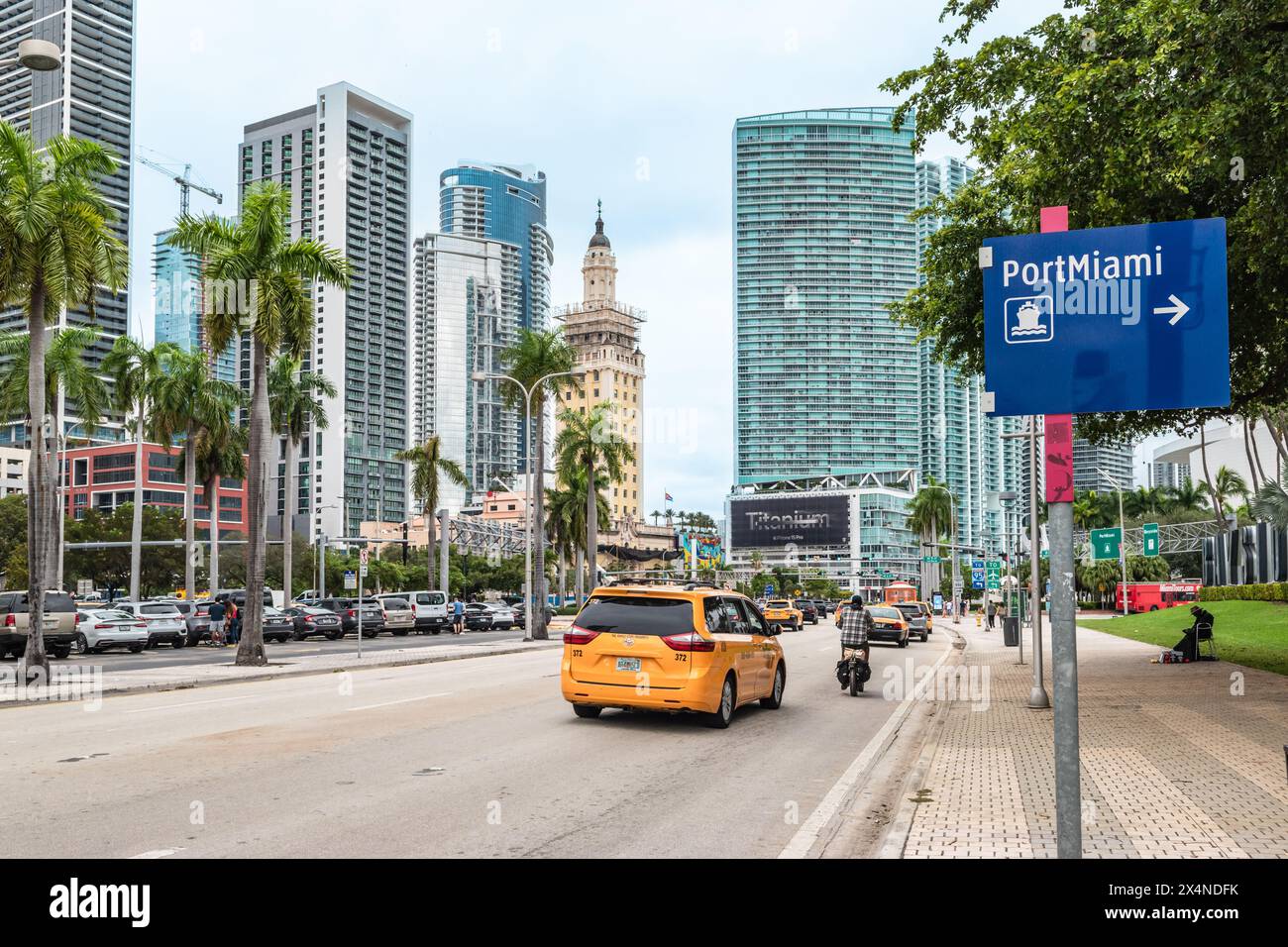 Miami, Florida - 18. November 2023: Biscayne Boulevard im Zentrum von Miami. Stadtstraße mit Hochhäusern und historischem Freedom Tower. Stockfoto