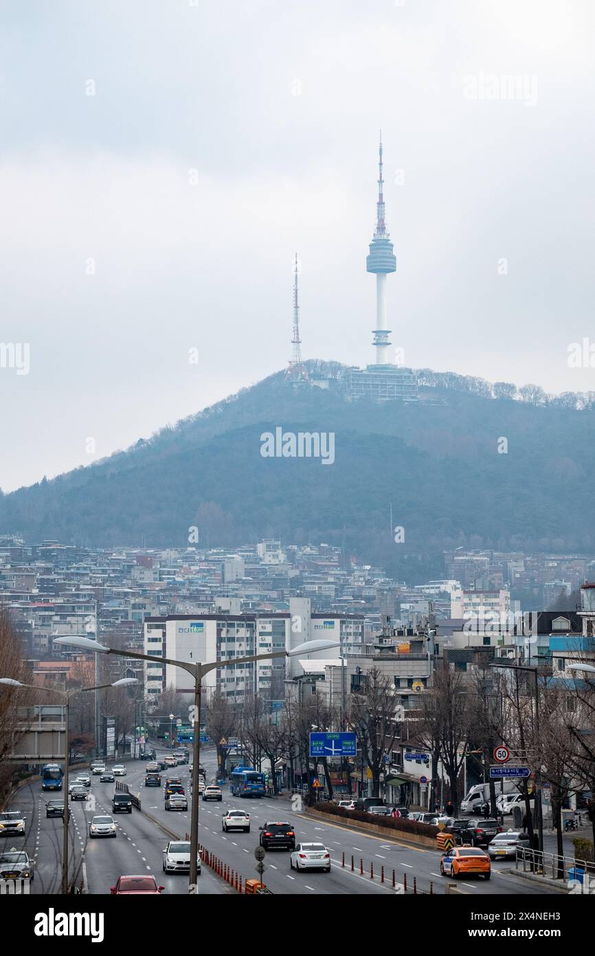 Seoul, Südkorea - 19. Februar 2023: Blick auf den N Seoul Tower von der Noksapyeong Bridge, einem der berühmten Orte aus dem koreanischen Drama namens Itaewon CLA Stockfoto