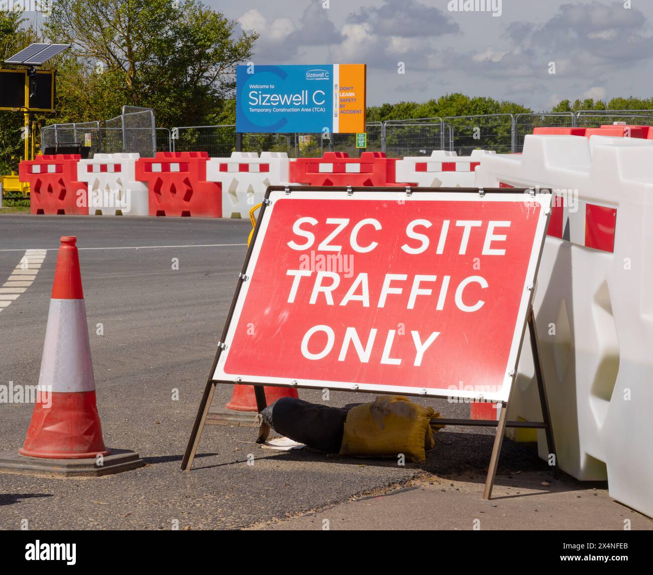 Schild am Eingang zur Baustelle des Atomkraftwerks Sizewell C auf der Lover's Lane. Stockfoto