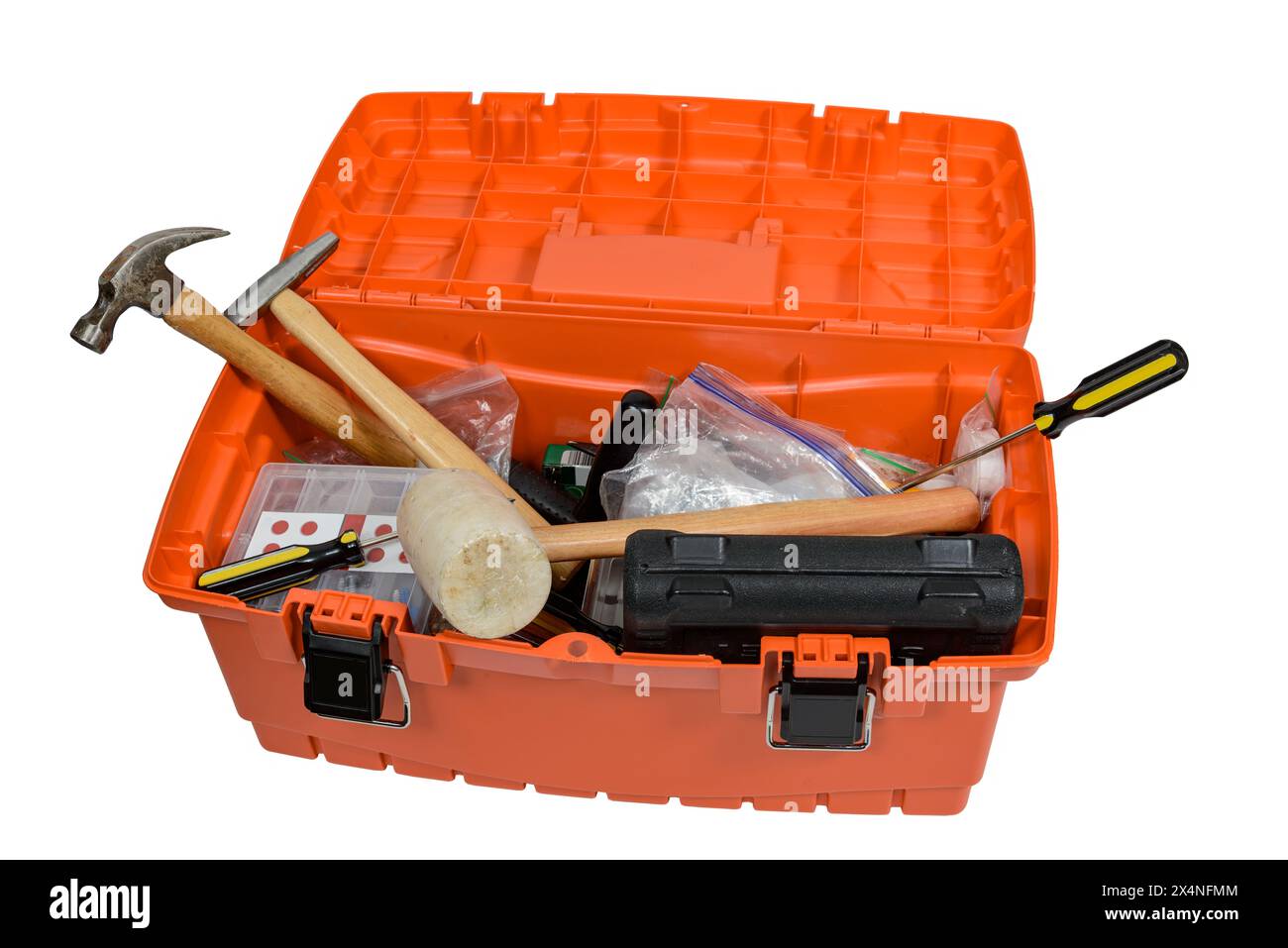 Horizontale Nahaufnahme eines überfüllten orangen Werkzeugkastens auf weißem Hintergrund. Stockfoto