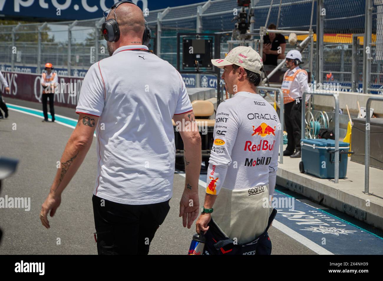 Miami Gardens, FL, USA. Mai 2024. Sprint. Ziellinie. F1 Miami GP am 4. Mai 2024 im Miami Autodrome in Miami Gardens, Florida, USA. 1. Platz: 1 Max Verstappen (NED) Red Bull Racing; 2. Platz: 16 Charles Leclerc (MON) Ferrari; 3. Platz: 11 Sergio Perez (MEX) Red Bull Racing. Quelle: Yaroslav Sabitov/YES Market Media/Alamy Live News. Stockfoto