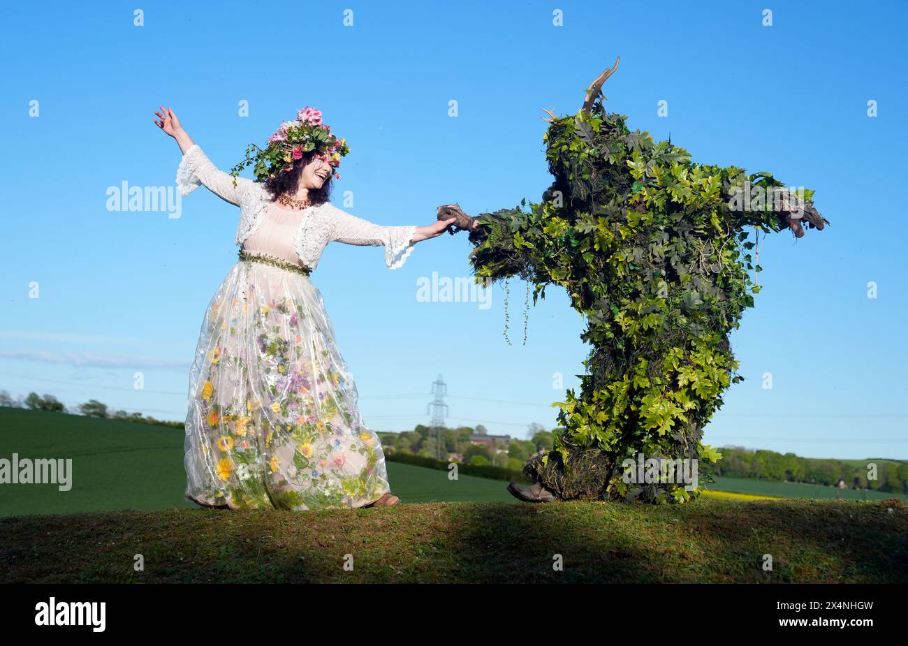 Richard (rechts) und Jenni Thompson, die den Green man und die May Queen während des Beltain Celtic Fire Festivals auf der Butser Ancient Farm in Waterlooville, Hampshire darstellen. Bilddatum: Samstag, 4. Mai 2024. Stockfoto