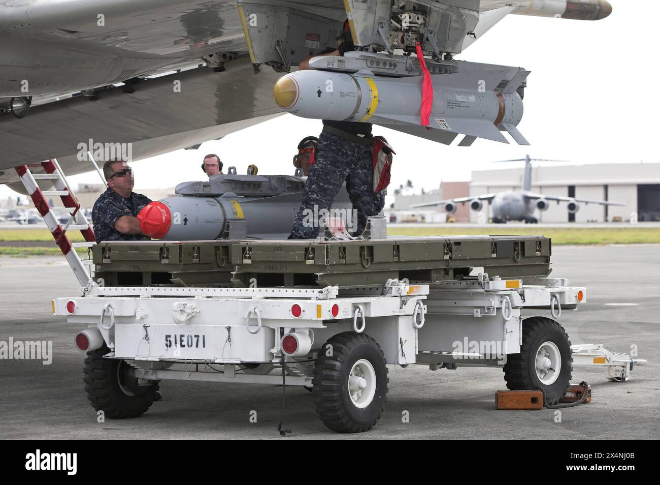 Eine scharfe, taktische Luft-Boden-Rakete vom Typ AGM-65 Maverick wird an einem Seefernaufklärer vom Typ Lockheed P-3C Orion der US Navy auf der Marine Corps Air Station MCAS Kaneohe Bay auf Hawaii montiert. Eine scharfe, taktische Luft-Boden-Rakete vom Typ AGM-65 Maverick wird an einem Seefernaufklärer vom Typ Lockheed P-3C Orion der US Navy auf der Marine Corps Air Station MCAS Kaneohe Bay auf Hawaii montiert. Kaneohe Hawaii Vereinigte Staaten von Amerika *** eine Flugzeugrakete AGM 65 Maverick Live ist auf einem US Navy Lockheed P 3C Orion Marinepatrouillenflugzeug montiert Stockfoto