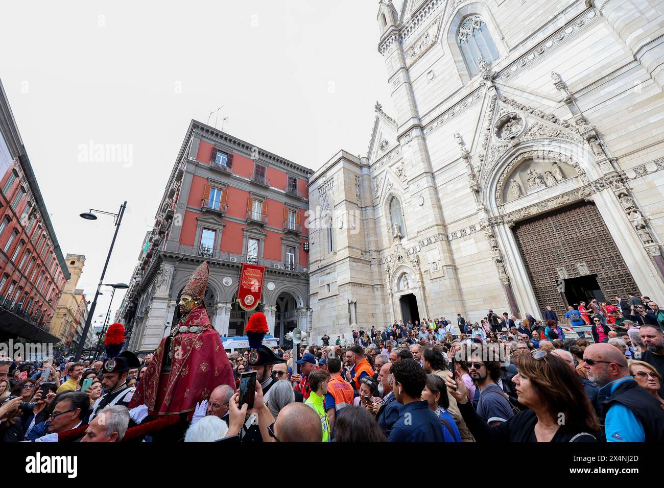 Neapel, Italien, 4. Mai 2024. Die Büste von San Gennaro, vor der Kathedrale von Neapel, während der Prozession des schutzheiligen in den Straßen von Neapel Credit: Marco Cantile/Alamy Live News Stockfoto