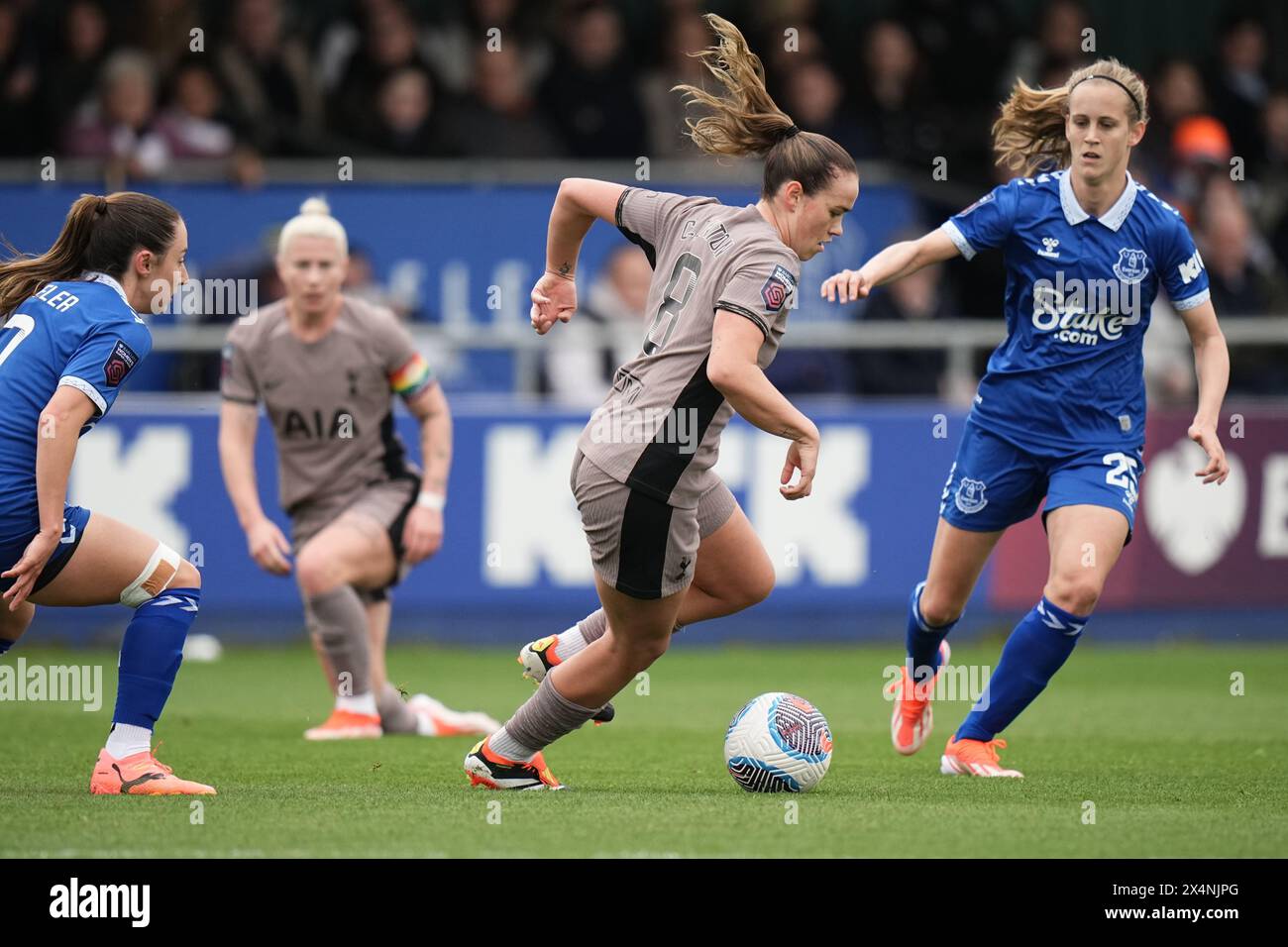 Everton FC gegen Spurs FC Barclays Womens Super League WALTON HALL PARK STADIUM, ENGLAND - 4. Mai 2024 Grace Clinton of Spurs während des Barclays Women’s Super League Spiels zwischen Everton FC und Spurs FC im Walton Hall Park Stadium am 28. April 2024 in Liverpool England. (Foto Alan Edwards) Stockfoto