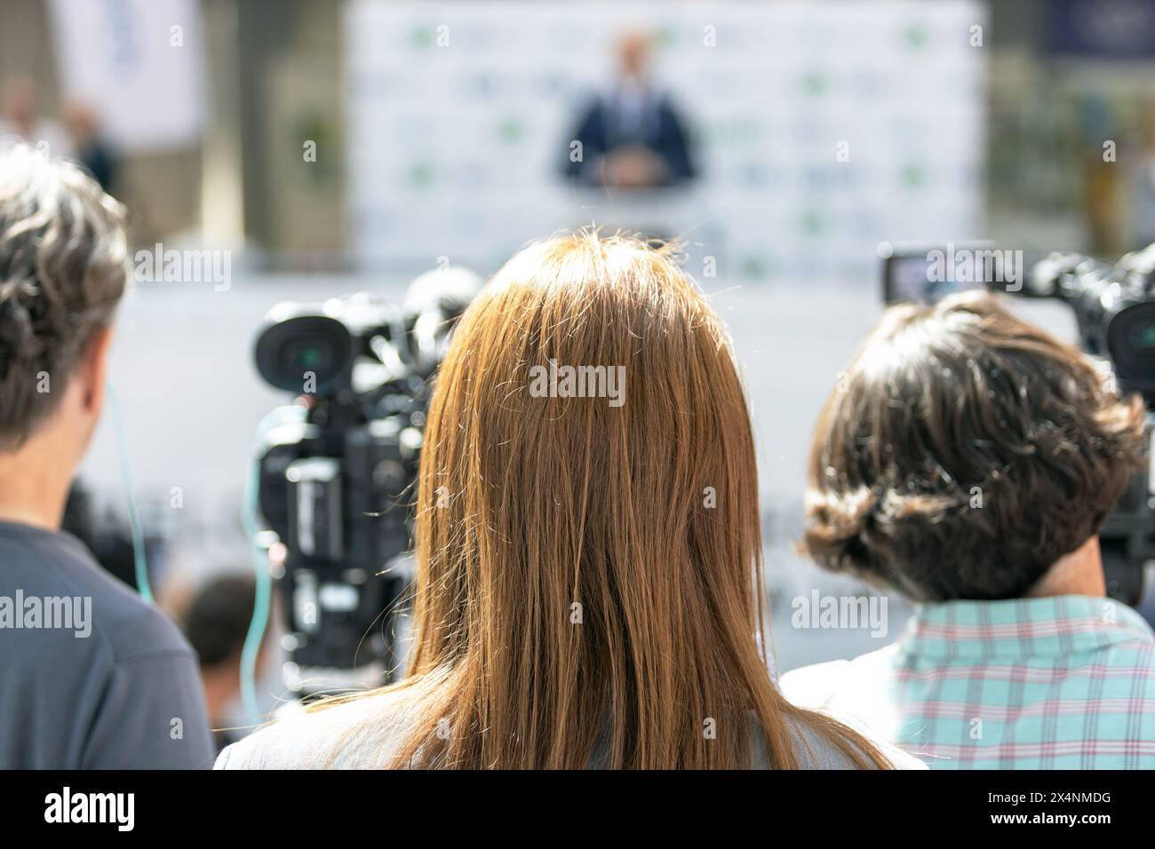 Pressekonferenz. Filmen von Medienereignissen mit einer Video- oder Fernsehkamera. Stockfoto