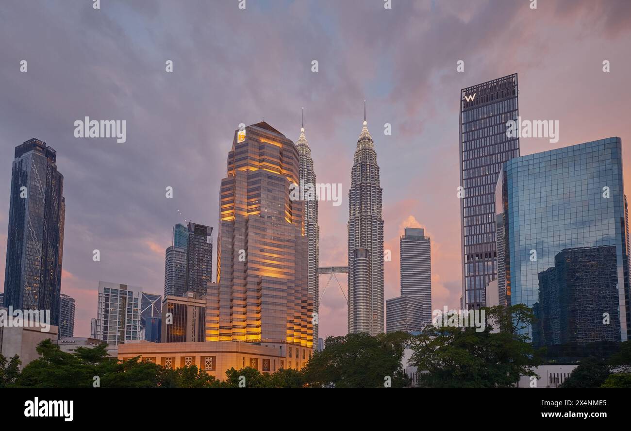 Kuala Lumpur , Malaysia Skyline von der Saloma Link Brücke über den Klang Fluss . Sonnenuntergang Stockfoto