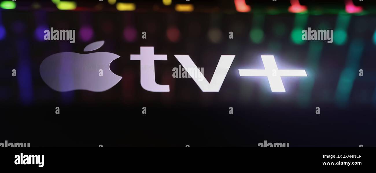 Viersen, Deutschland - 1. Mai. 2024: Smartphone mit Logo-Schriftzug von Apple TV plus auf der Computertastatur Stockfoto