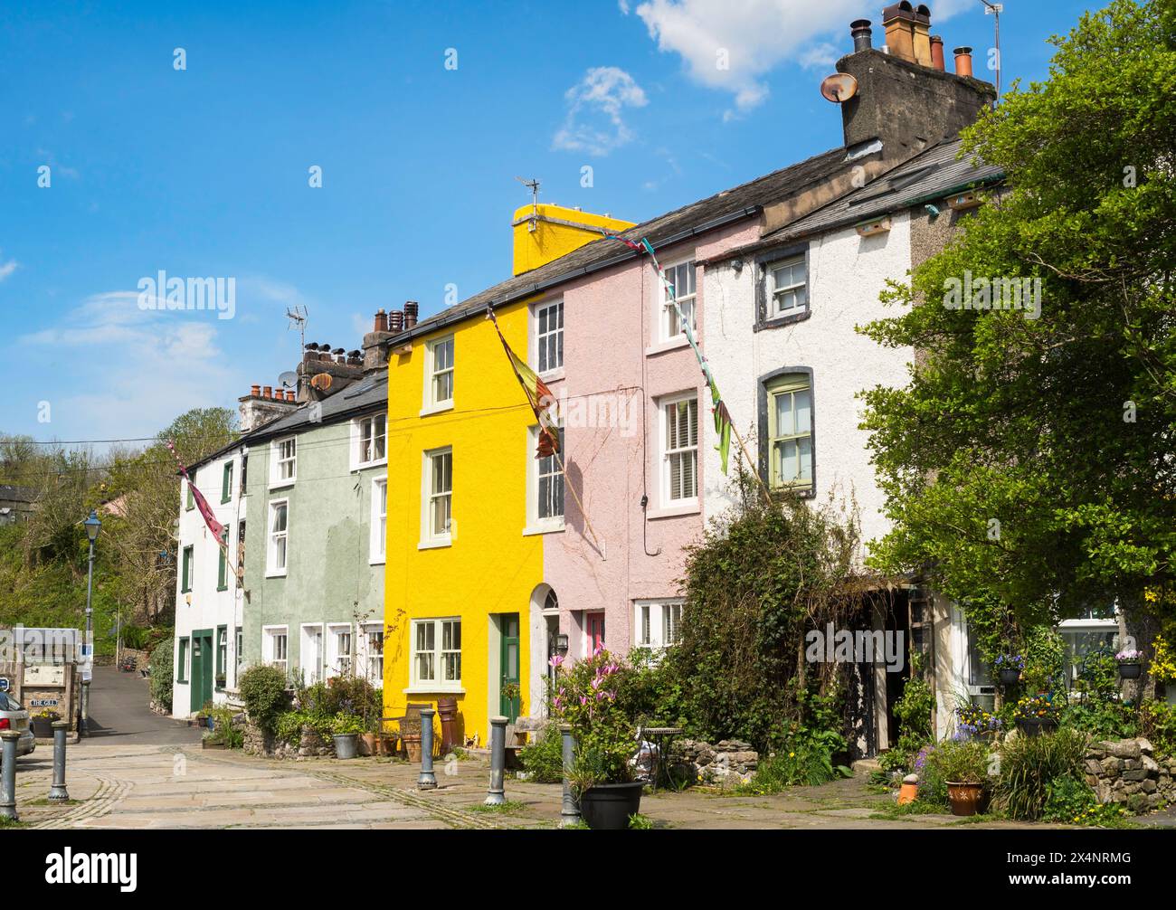 Hell bemalte Reihenhäuser in The Gill, Ulverston, Cumbria, England, Großbritannien Stockfoto