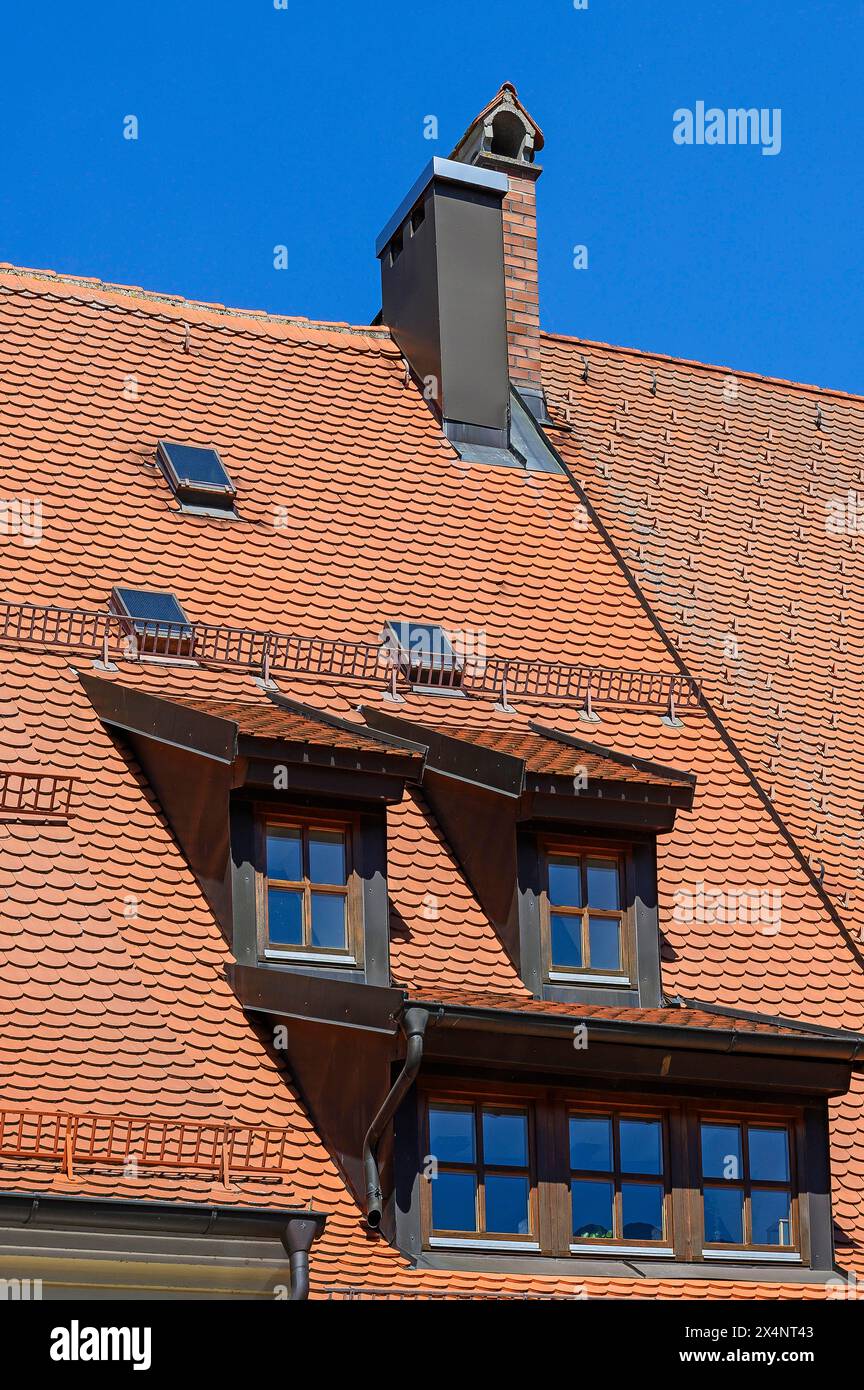 Dach mit glatten Fliesen, Schornsteinen und Dachgiebeln, Kaufbeuern, Allgäu, Schwaben, Bayern, Deutschland, Europa Stockfoto