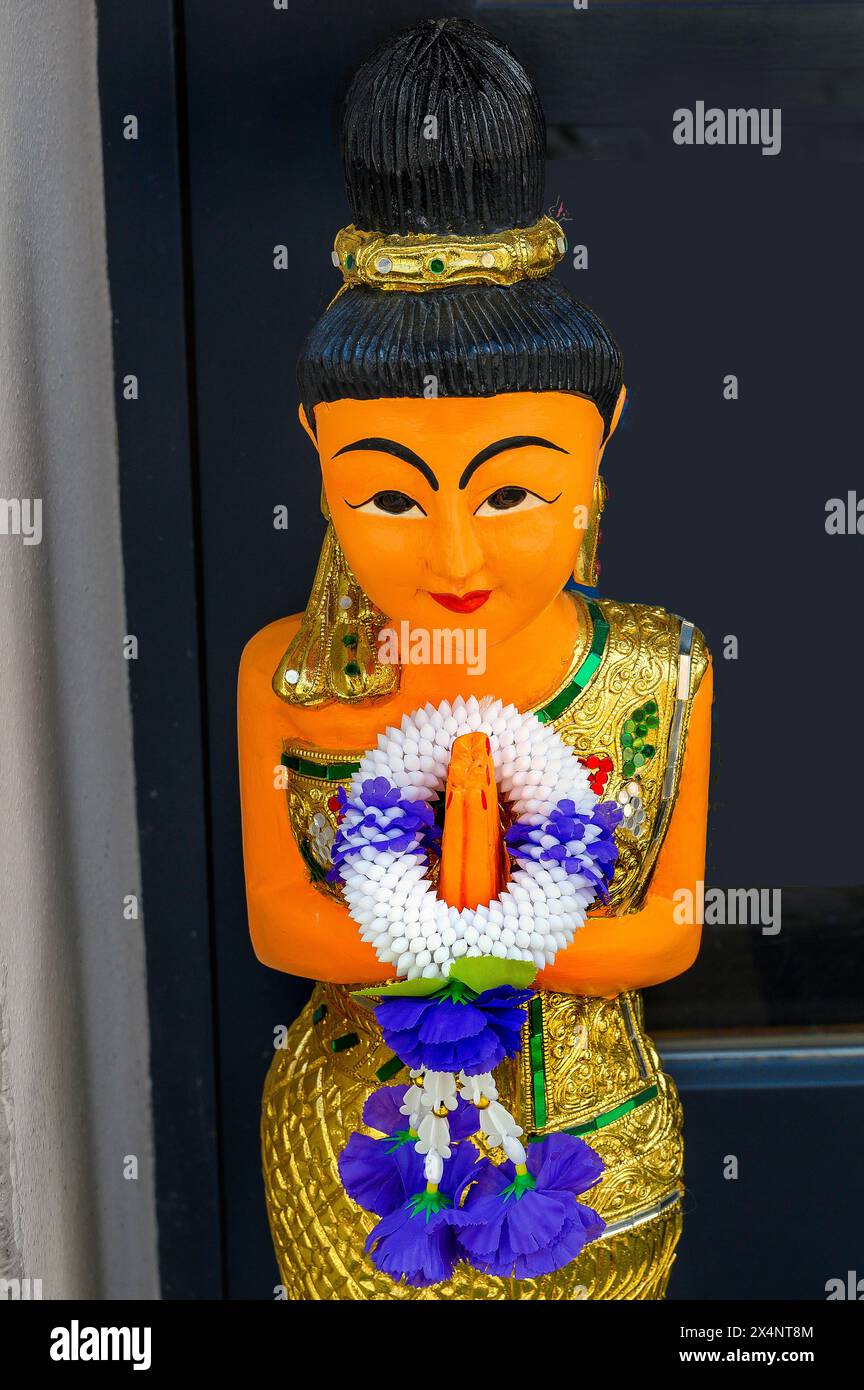 Figur mit Blumenkranz am Eingang des Thai Massagesalons Kaufbeuern, Allgäu, Schwaben, Bayern, Deutschland, Europa Stockfoto