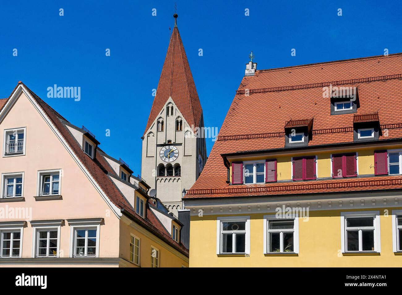 Fliesendächer mit Dachbalken und der Turm der Klosterkirche Kaufbeuern, Allgäu, Schwaben, Bayern, Deutschland Stockfoto