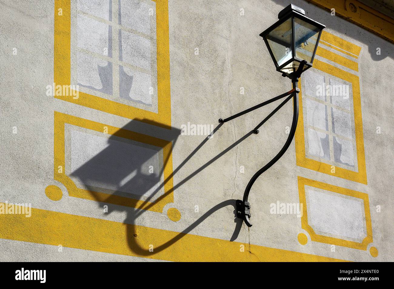 Laterne mit Schatten am Stadttheater, Kaufbeuern, Allgäu, Schwaben, Bayern, Deutschland, Europa Stockfoto