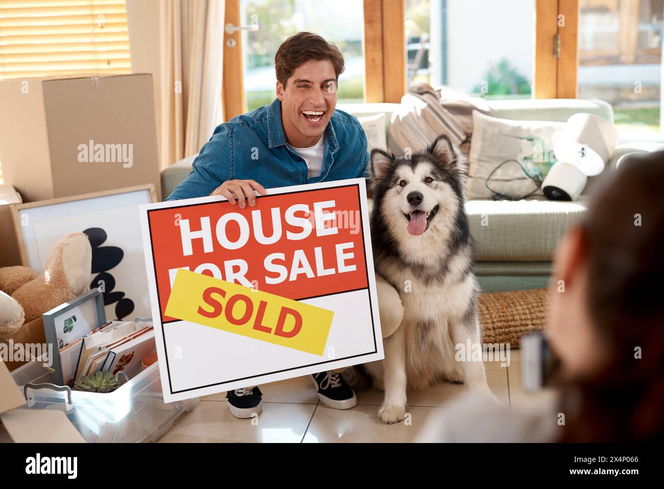 Ein Paar, ein Hund oder eine glückliche Familie mit einem Haus, das verkauft wurde, um in ein neues Zuhause zu ziehen, zu investieren und gemeinsam umzuziehen. Immobilien, Anleihen und Feiern mit Stockfoto