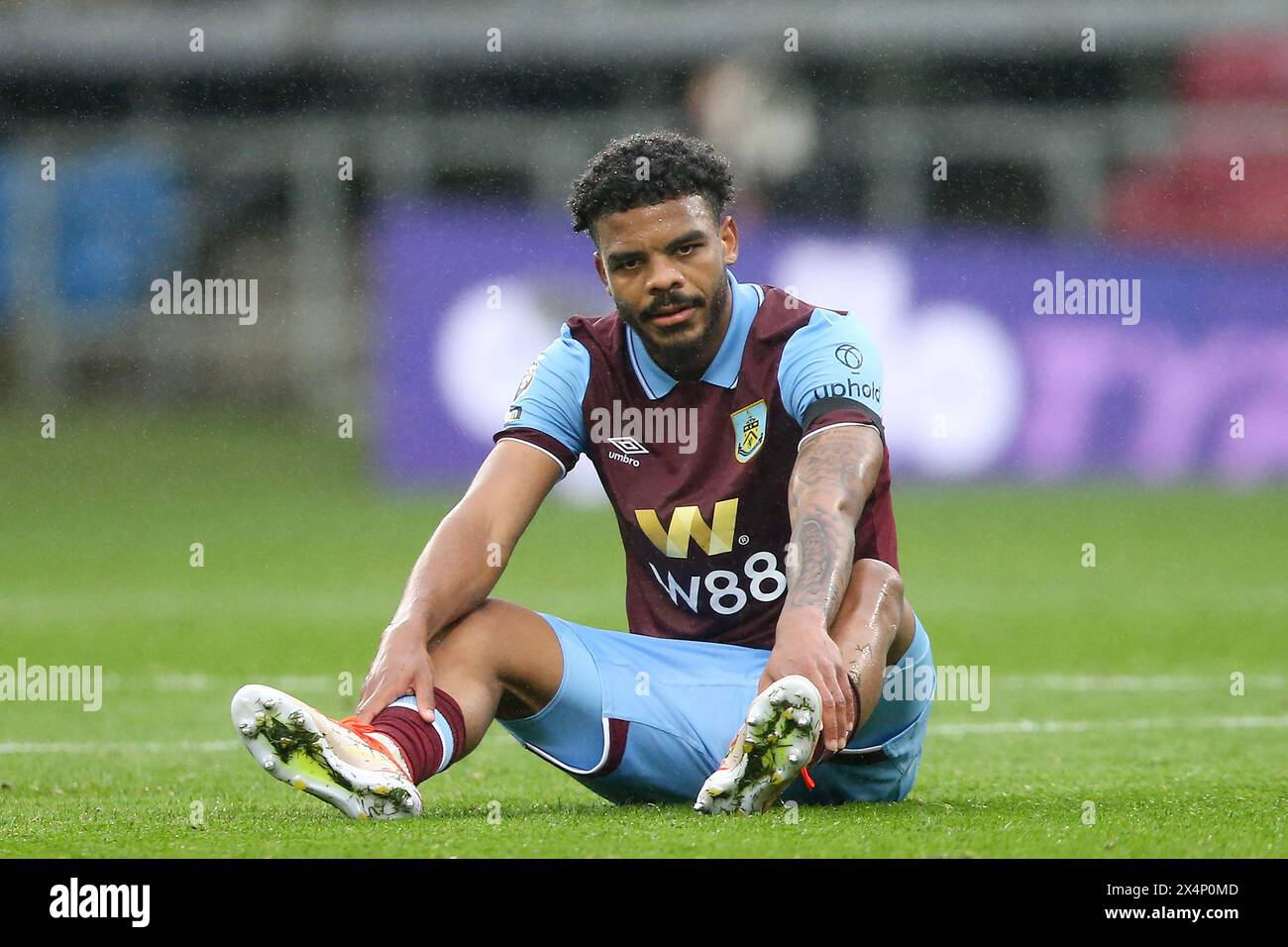 Burnley, Großbritannien. Mai 2024. Lyle Foster aus Burnley sieht sich an. Premier League Match, Burnley gegen Newcastle United am Samstag, 4. Mai 2024, im Turf Moor in Burnley, Lancs. Dieses Bild darf nur für redaktionelle Zwecke verwendet werden. Nur redaktionelle Verwendung, Bild von Chris Stading/Andrew Orchard Sportfotografie/Alamy Live News Credit: Andrew Orchard Sportfotografie/Alamy Live News Stockfoto