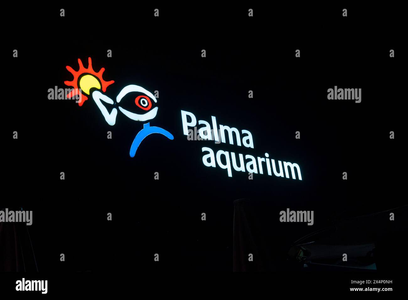 Palma de Mallorca, Spanien; 29. märz 2024: Leuchtschild der Firma Palma Aquarium bei Nacht, Insel Mallorca, Spanien Stockfoto
