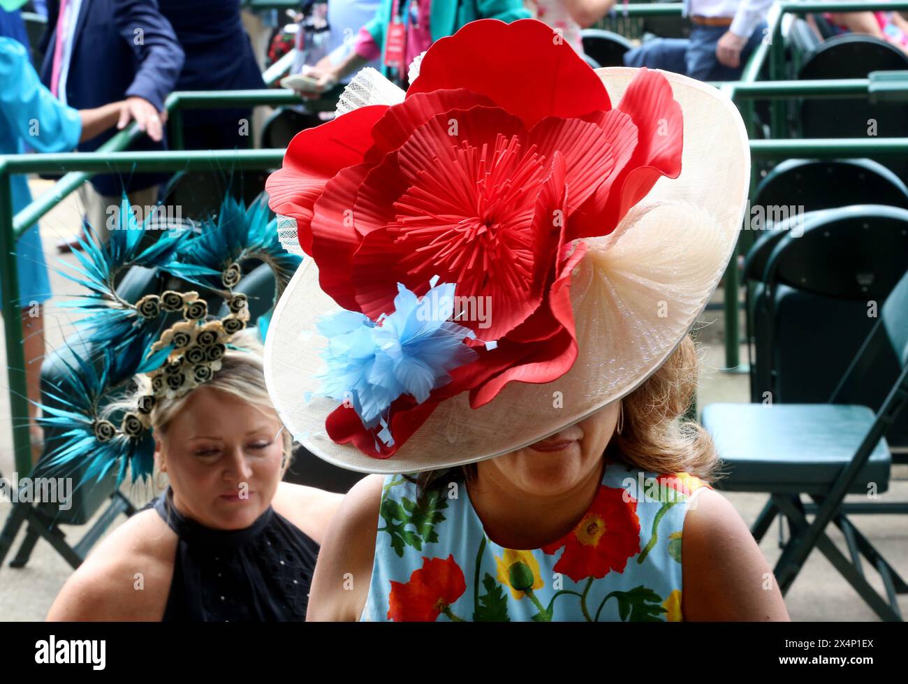 Louisville, Usa. Mai 2024. Rennsportfans zeigen ihre Derby-Hüte und Modekleidung vor dem 150. Lauf des Kentucky Derby am Samstag, den 4. Mai 2024 in Louisville, Kentucky. Foto von John Sommers II/UPI Credit: UPI/Alamy Live News Stockfoto