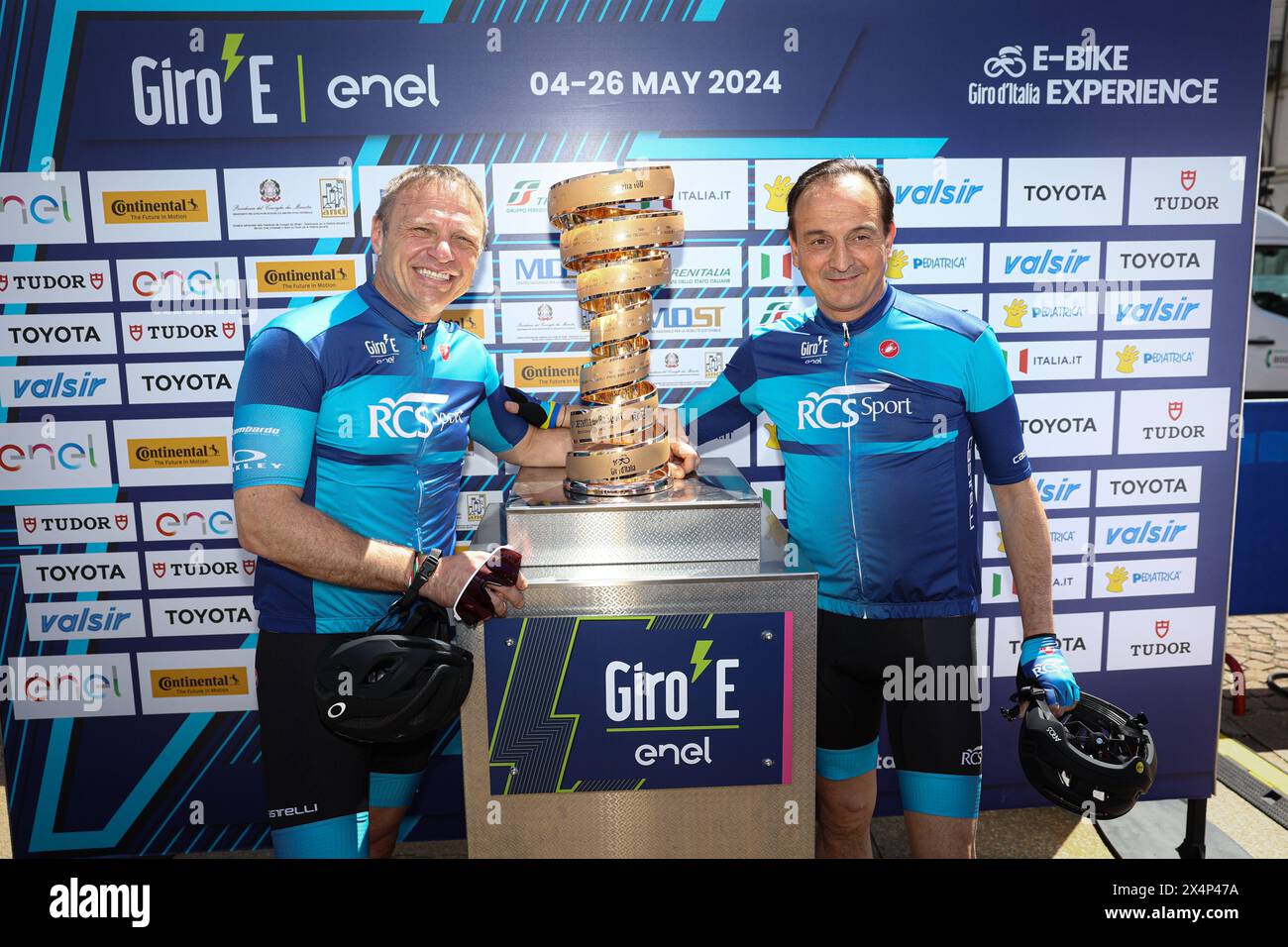 Torino, Italien. Mai 2024. Stage 01 Turin-Turin Turin - 04. Mai 2024. Sport - Radsport . Giro-E im Bild: il Ministro Francesco Lollobrigida (Foto: Alessandro Garofalo/Lapresse) Credit: LaPresse/Alamy Live News Stockfoto