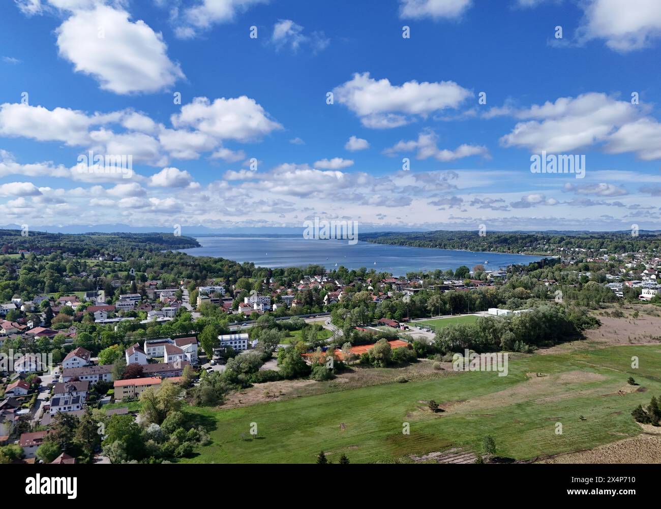 Starnberg, Bayern, Deutschland 04. Mai 2024: Ein Frühlingstag bei Starnberg Landkreis Starnberg. Hier der Blick Drohne auf die Ortschaft Percha, im Hintergrund der Starnberger See mit der Alpenkette im Hintergrund Achtung nur redaktionell verwendbar *** Starnberg, Bayern, Deutschland 04 Mai 2024 Ein Frühlingstag bei Starnberg Stadtteil Starnberg hier die Drohnenansicht des Dorfes Percha, im Hintergrund Starnberger See mit der Alpenkette im Hintergrund Aufmerksamkeit nur für redaktionelle Zwecke Stockfoto