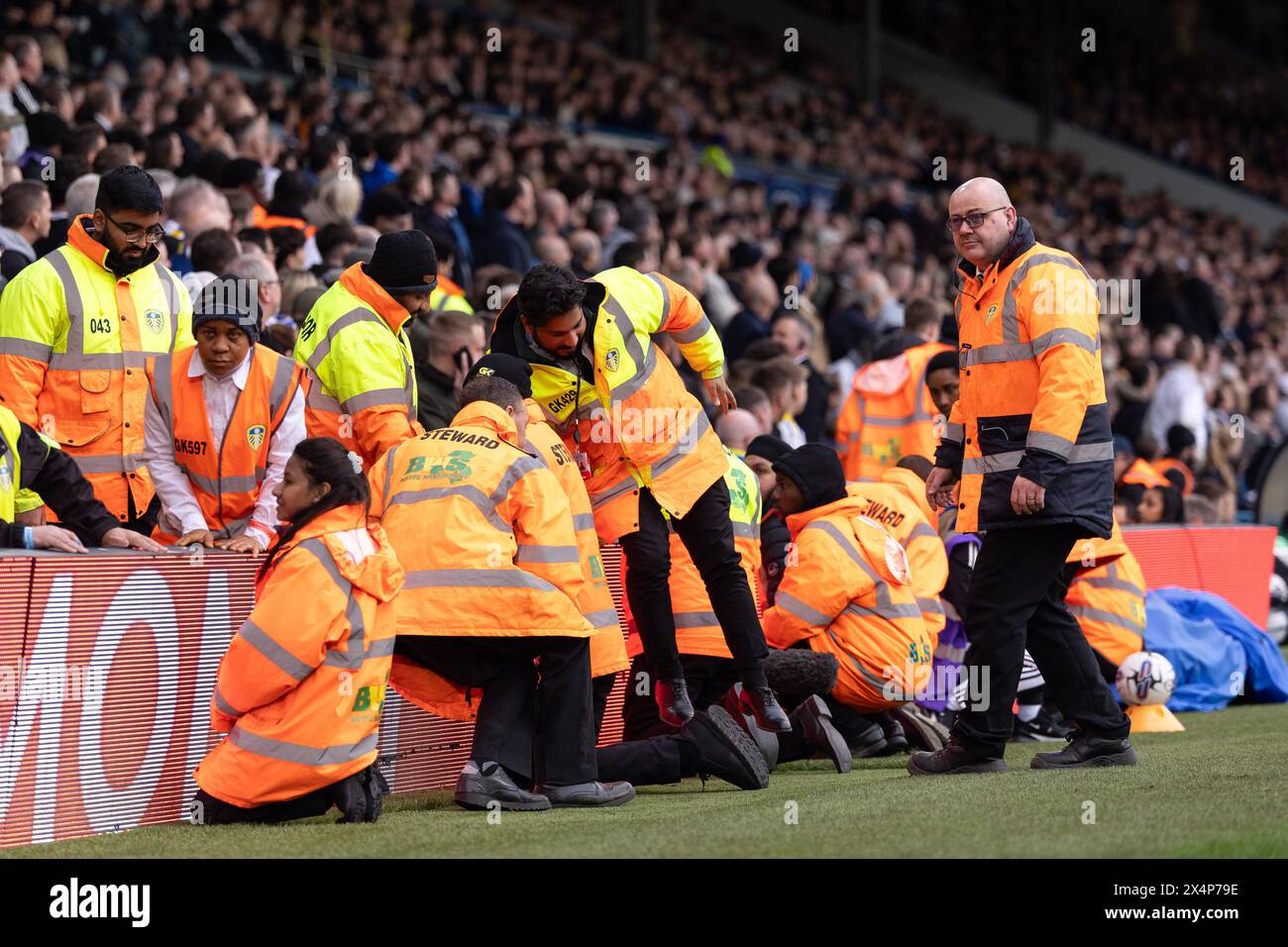 Stewards überschwemmen das Pitchduring des Sky Bet Championship Matches zwischen Leeds United und Southampton in der Elland Road, Leeds am Samstag, den 4. Mai 2024. (Foto: Pat Scaasi | MI News) Credit: MI News & Sport /Alamy Live News Stockfoto