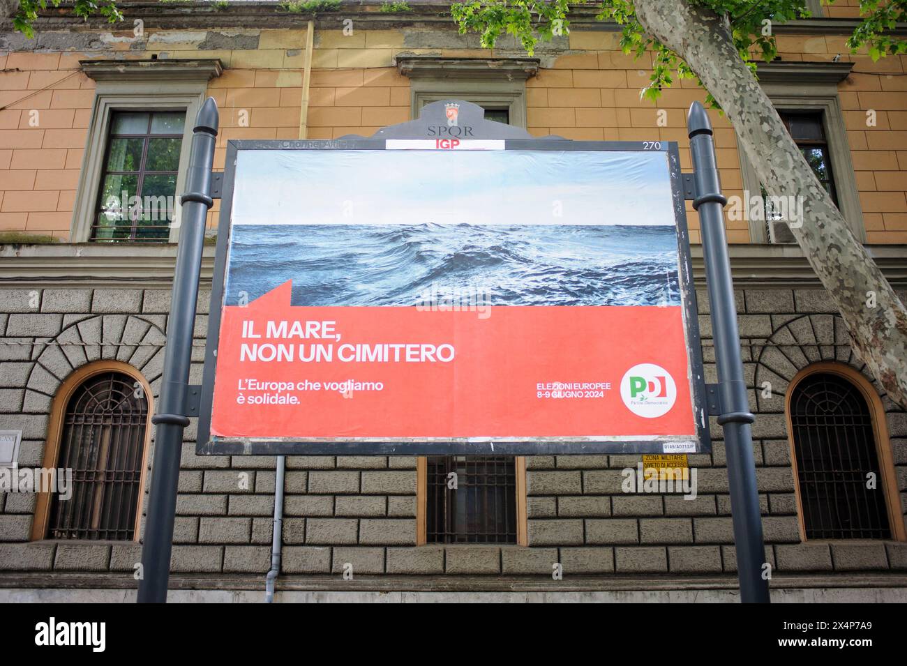 Rom, Italien. Mai 2024. Ein großes Wahlplakat der italienischen politischen Partei Demokratische Partei mit dem Slogan "das Meer, kein Friedhof" und "das Europa, das wir wollen, ist in Solidarität" in Rom. (Kreditbild: © Marcello Valeri/ZUMA Press Wire) NUR REDAKTIONELLE VERWENDUNG! Nicht für kommerzielle ZWECKE! Quelle: ZUMA Press, Inc./Alamy Live News Stockfoto