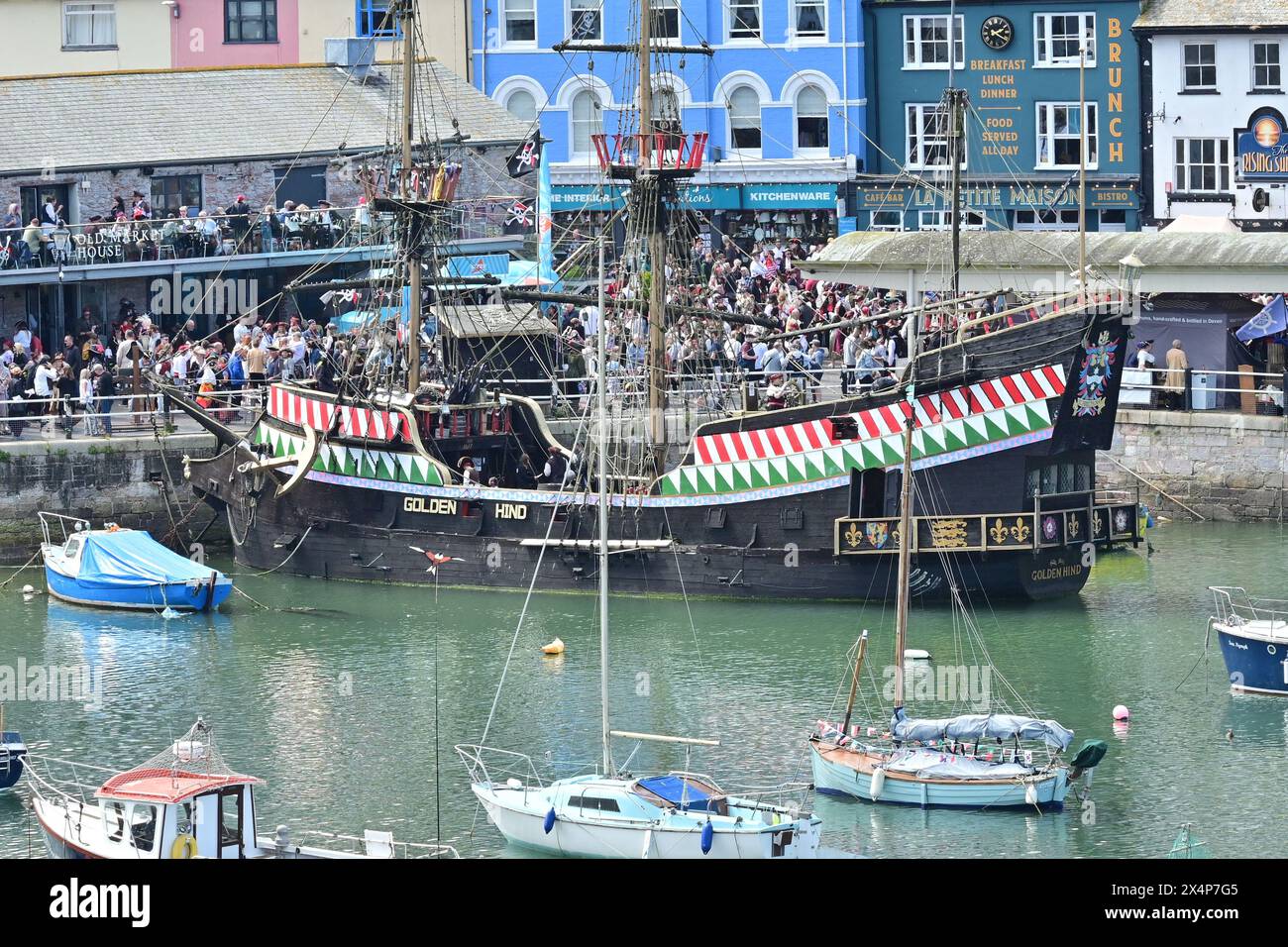 Brixham, Großbritannien. Mai 2024. An einem warmen Tag in Brixham in Devon versammeln sich Piraten aus aller Welt, um gegeneinander zu kämpfen. Dies ist das erste Mal, dass Brixham an einer internationalen Veranstaltung teilnimmt. Bildnachweis: Robert Timoney/Alamy Live News Stockfoto