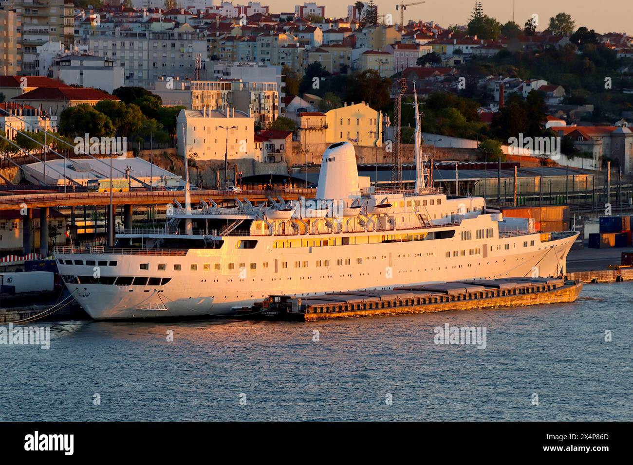 Das letzte Beispiel eines echten Kreuzfahrtschiffs aus den 1960er Jahren, MV Funchal, schmacht im Hafen von Lissabon. Die Pläne, es in ein 5-Sterne-Hotelschiff mit 200 Zimmern umzubauen, bleiben langsam. Stockfoto