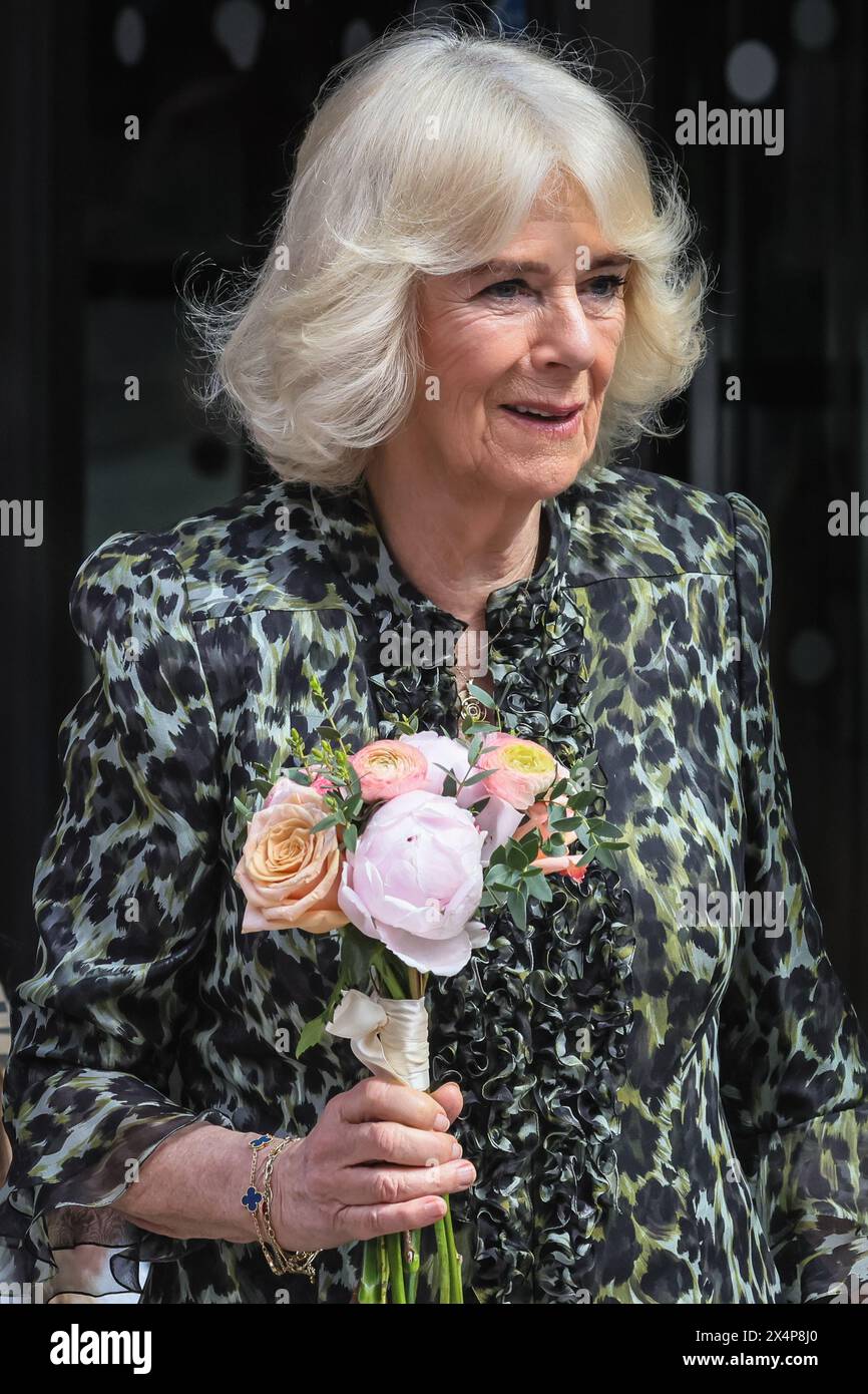 Königin Camilla, Königin des Vereinigten Königreichs, Blumen halten und lächeln, Porträt, außen, London, England, UK Stockfoto