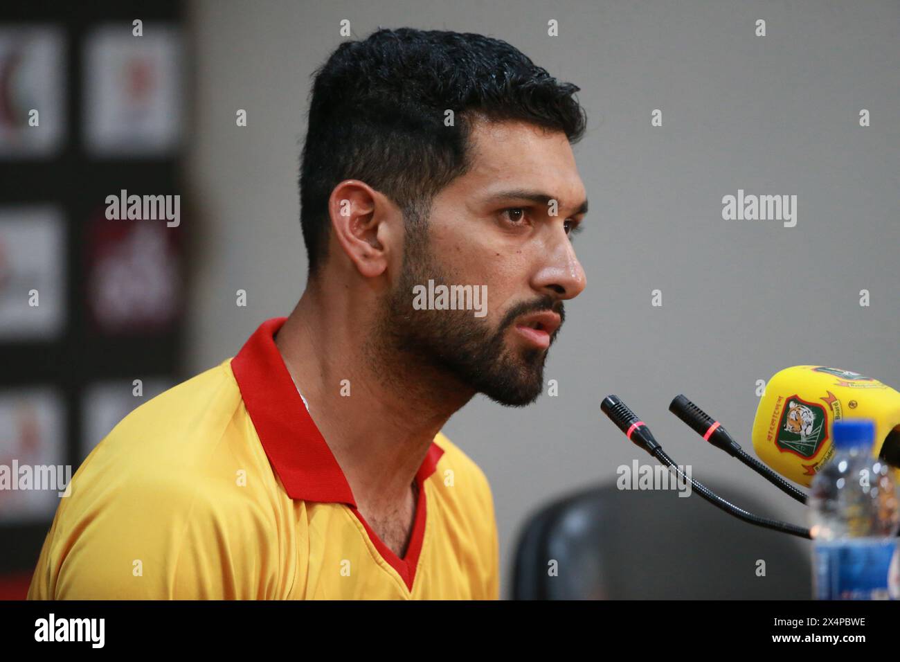 Sikandar Raza nimmt an einer Pressekonferenz vor dem Spiel im Zahur Ahmed Chowdhury Stadium, Chattogram, Bangladesch, am 2. Mai 2024 Teil. Stockfoto