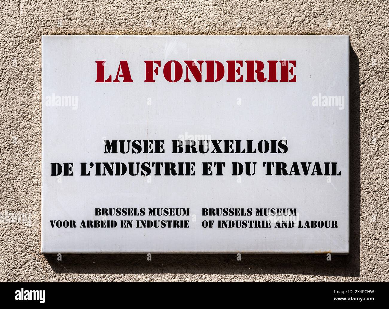 Region Brüssel Hauptstadt, Belgien - 1. Mai 2024 - Zeichen des lokalen Museums La Fonderie über die Geschichte der Industrie in Brüssel Stockfoto
