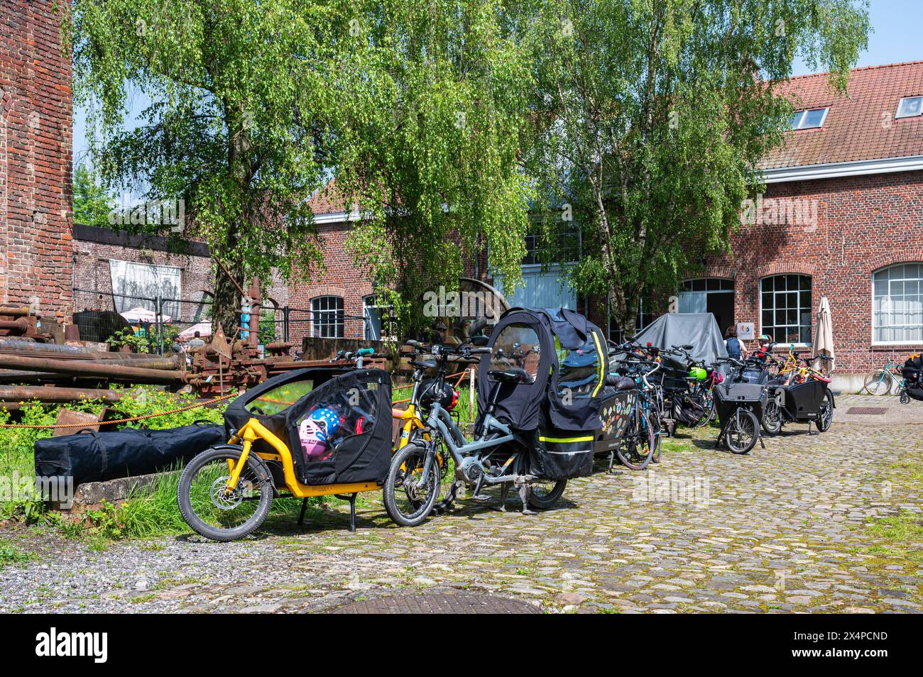 Region Brüssel-Hauptstadt, Belgien - 1. Mai 2024 - Familienräder beim Labor Day in La Fonderie geparkt Stockfoto