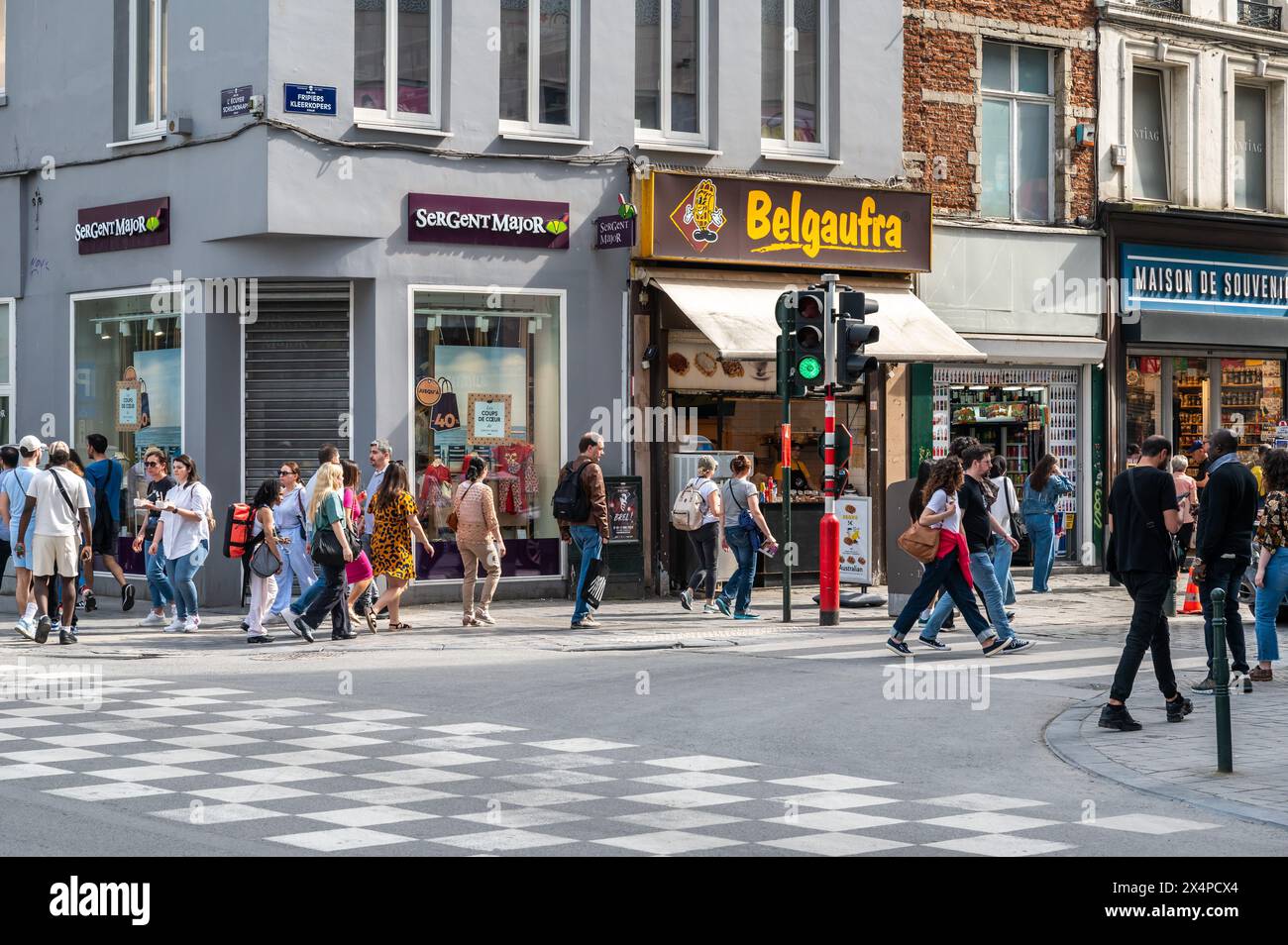 Region Brüssel Hauptstadt, Belgien - 1. Mai 2024 - Junge Touristen Familien an der Ecke Rue des Fripières und Rue de l'écuyer Stockfoto