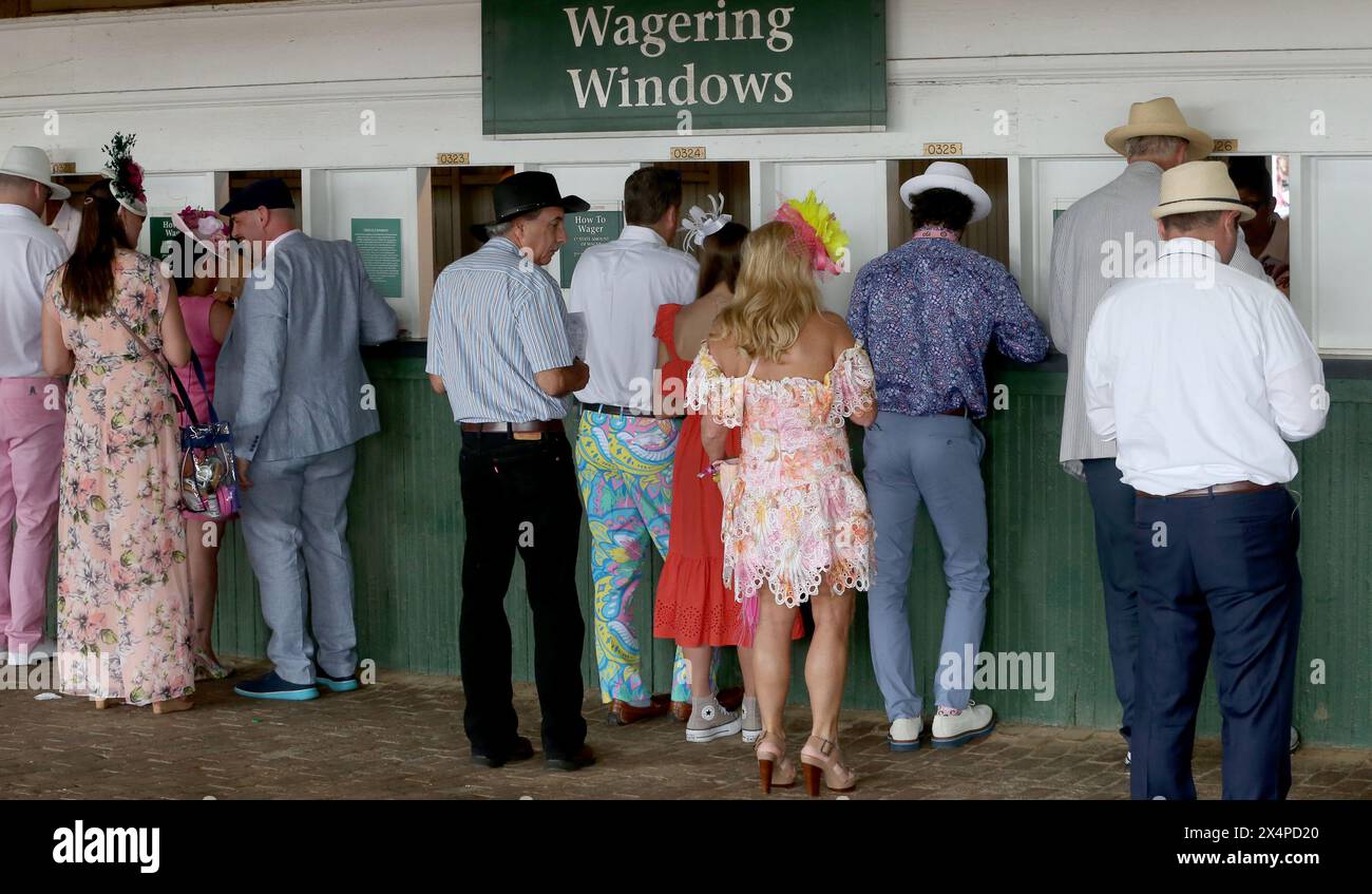 Louisville, Usa. Mai 2024. Rennsportfans platzieren ihre Wetten vor dem 150. Lauf des Kentucky Derby am Samstag, den 4. Mai 2024 in Louisville, Kentucky. Foto von John Sommers II/UPI Credit: UPI/Alamy Live News Stockfoto