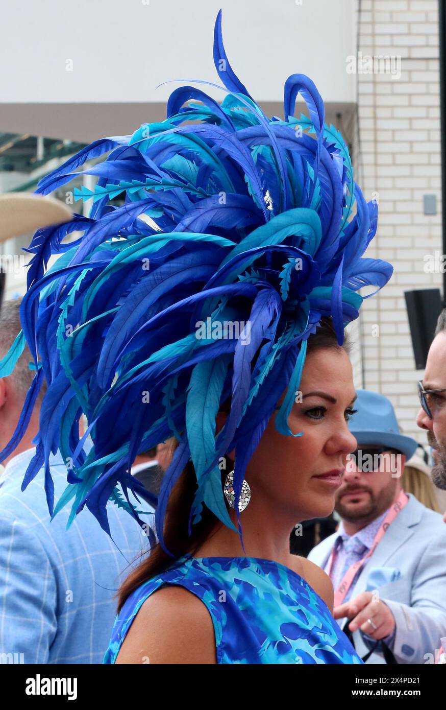 Louisville, Usa. Mai 2024. Vor dem 150. Lauf des Kentucky Derby am Samstag, den 4. Mai 2024, in den Churchill Downs in Louisville, Kentucky, zeigen Damen ihre Derby-Hüte und Modekleidung. Foto von John Sommers II/UPI Credit: UPI/Alamy Live News Stockfoto