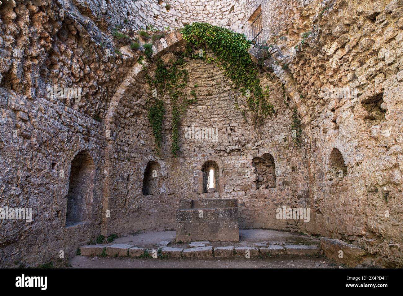 Altar einer mittelalterlichen Kirche in den Ruinen der Katharerburg Peyrepertuse in Südfrankreich Stockfoto