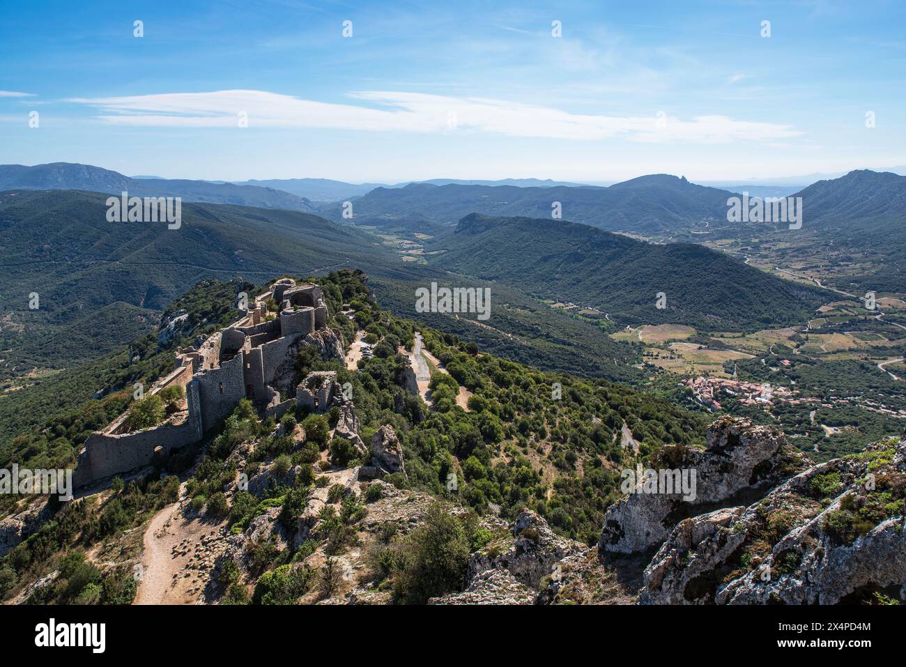 Die Katharerburg von Peyrepertuse und die Stadt Duilhac im Languedoc, Frankreich Stockfoto