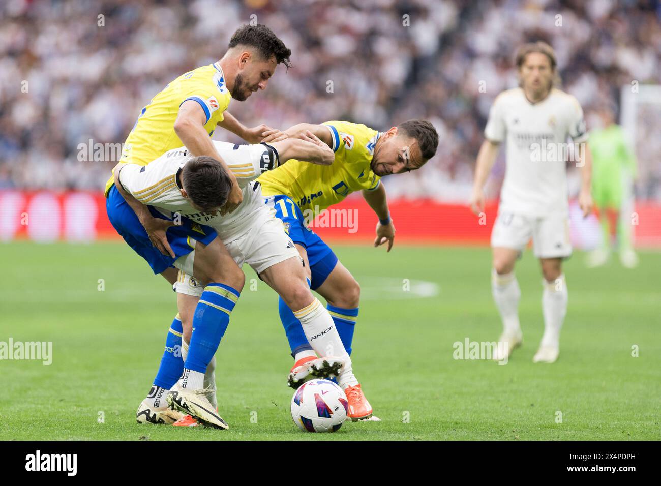 Madrid, Spanien. Mai 2024. Brahim Diaz von Real Madrid und Gonzalo Escalante von Cadiz im Spiel der La Liga 2023/24 zwischen Real Madrid und Cadiz im Santiago Bernabeu Stadion. Endergebnis: Real Madrid 3 - 0 Cadiz. Quelle: SOPA Images Limited/Alamy Live News Stockfoto