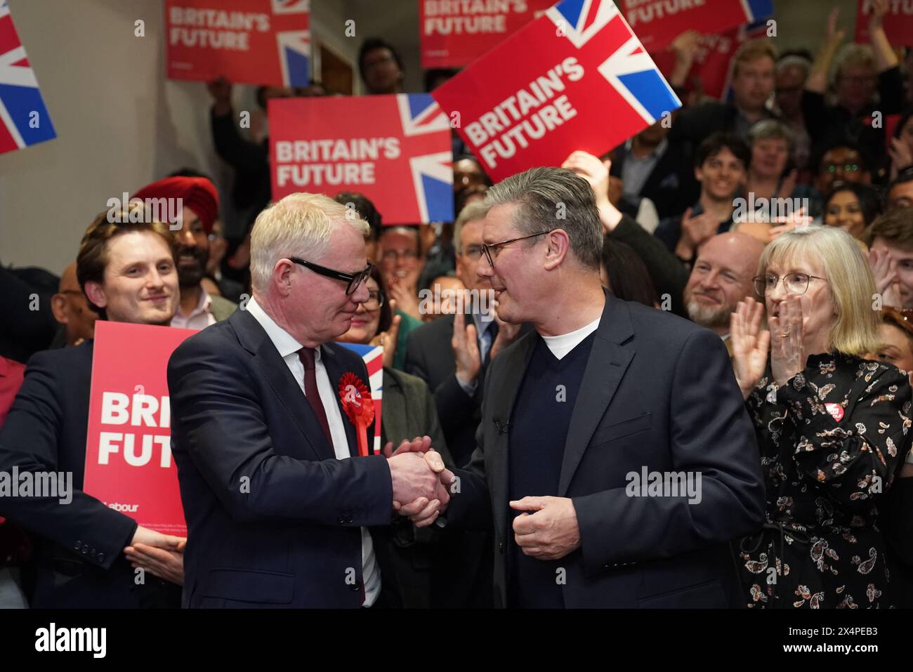 Der Parteichef der Labour Party, Sir Keir Starmer (rechts), feiert mit