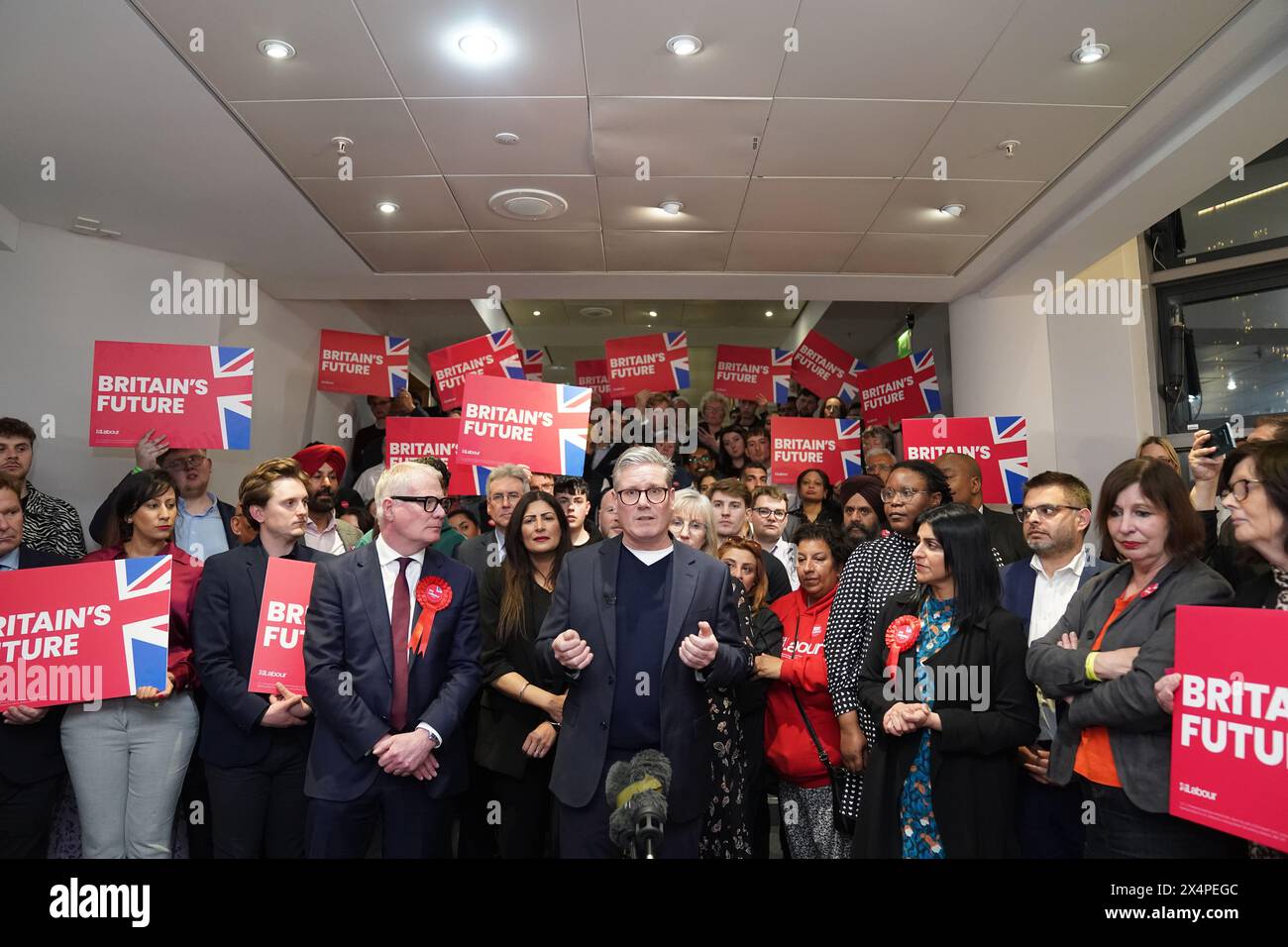 Der Parteichef der Labour Party, Sir Keir Starmer (Mitte rechts