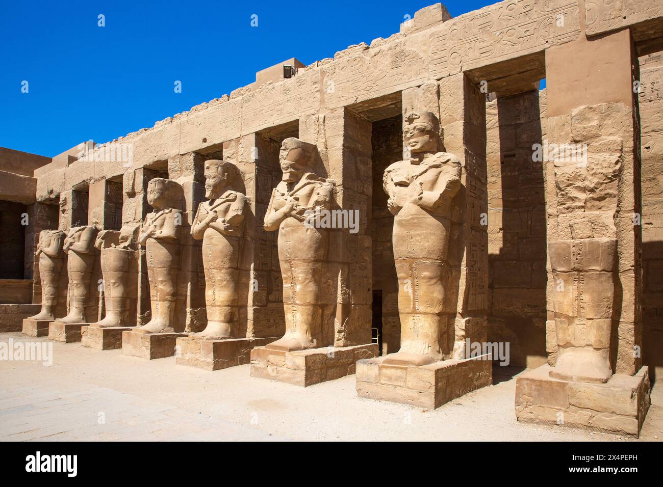 Osiride-Statuen säumen den ersten Hof der Barque-Kapelle von Ramesses III. Im Karnak-Tempelkomplex in Luxor, Ägypten Stockfoto