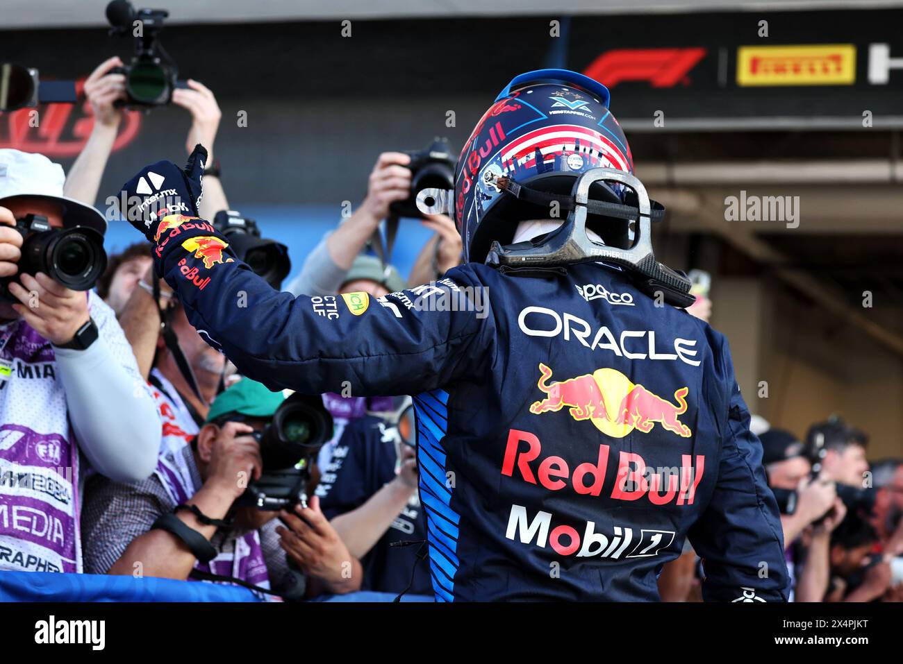Miami, USA. Mai 2024. Max Verstappen (NLD) Red Bull Racing feiert seine Pole-Position im Qualifying parc Ferme. Formel-1-Weltmeisterschaft, Rd 6, Miami Grand Prix, Samstag, 4. Mai 2024. Miami International Autodrome, Miami, Florida, USA. Quelle: James Moy/Alamy Live News Stockfoto