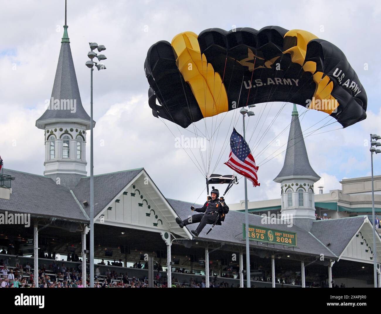 Louisville, Usa. Mai 2024. Die Golden Knights der US Army landen auf der Strecke vor dem 150. Lauf des Kentucky Derby am Samstag, den 4. Mai 2024 in Louisville, Kentucky. Foto: Mark Abraham/UPI Credit: UPI/Alamy Live News Stockfoto