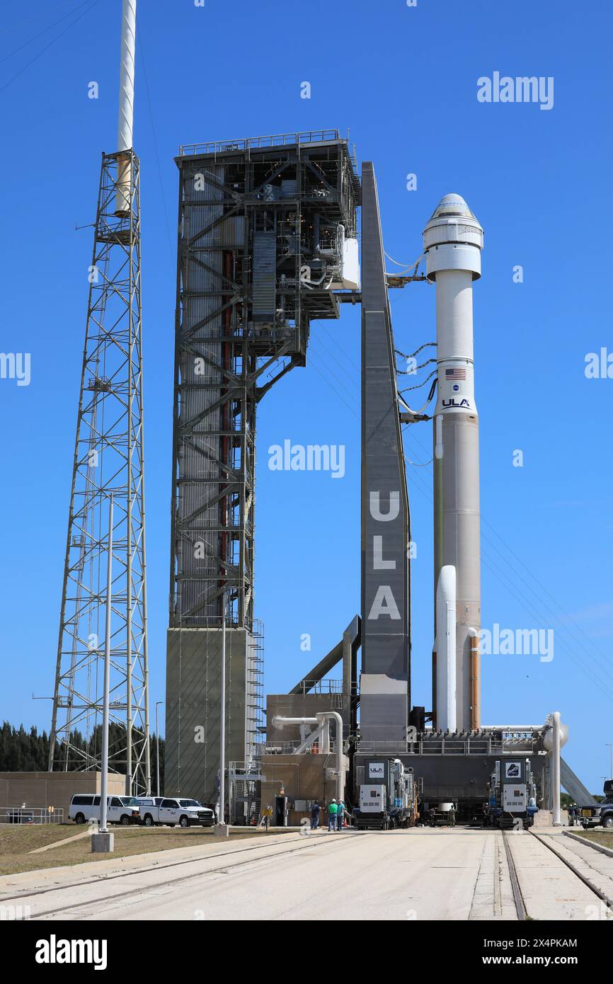 Cape Canaveral, Vereinigte Staaten von Amerika. Mai 2024. Die Boeing Starliner-Raumsonde auf der ULA Atlas V-Rakete wird am 4. Mai 2024 in Cape Canaveral, Florida, zum Space Launch Complex-41 ausgerollt. Starliner wird voraussichtlich am 6. Mai auf dem ersten bemannten Crew-Flugtest starten, der die Astronauten Butch Wilmore und Suni Williams zur Internationalen Raumstation bringt. Quelle: Glenn Benson/NASA Photo/Alamy Live News Stockfoto