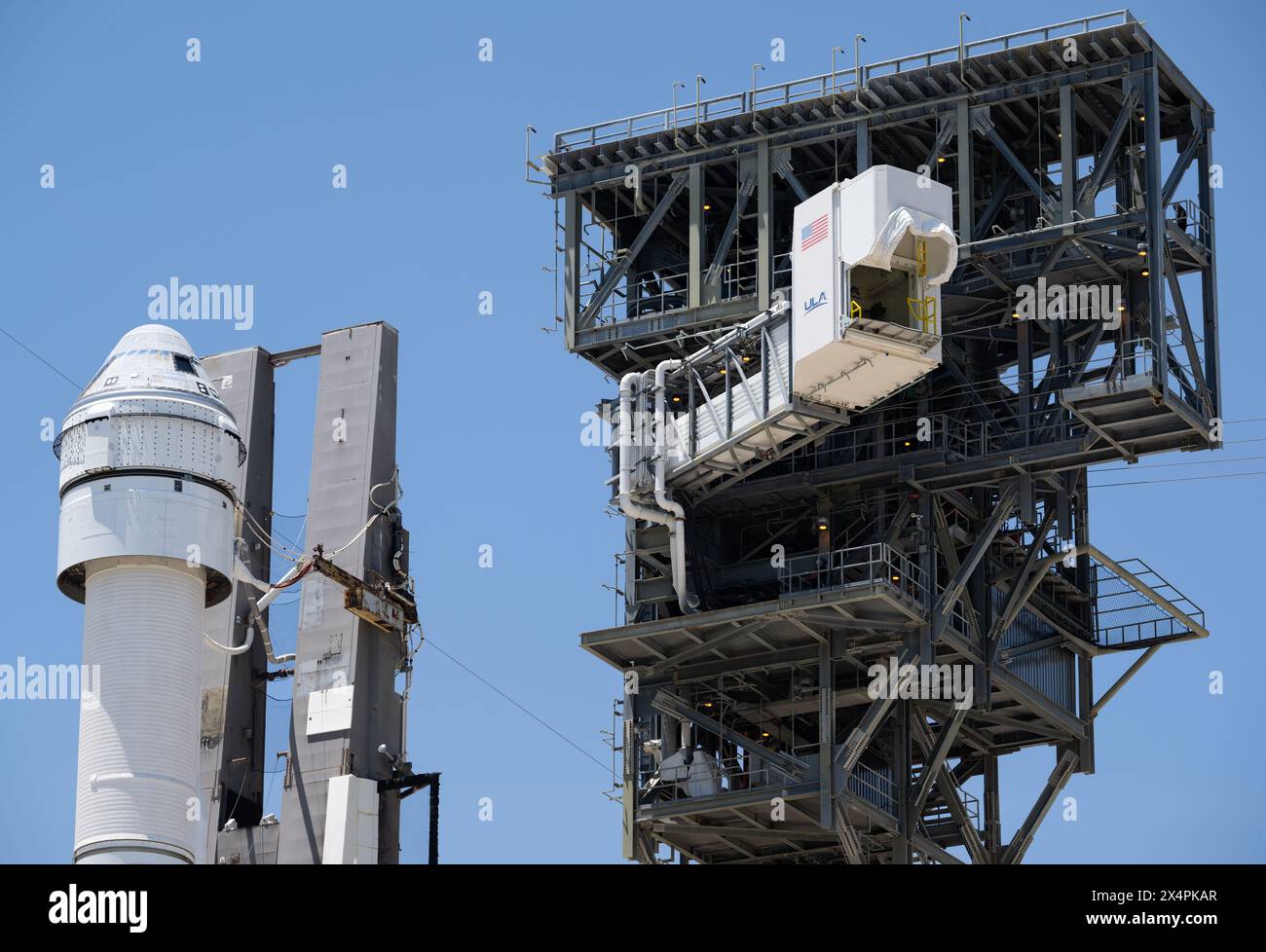 Cape Canaveral, Vereinigte Staaten von Amerika. Mai 2024. Der Zugangsarm der Besatzung wird nach dem Rollout des Space Launch Complex-41 auf der Cape Canaveral Space Force Station am 4. Mai 2024 in Cape Canaveral, Florida, in Position zum Boeing Starliner geschwenkt. Starliner wird voraussichtlich am 6. Mai auf dem ersten bemannten Crew-Flugtest starten, der die Astronauten Butch Wilmore und Suni Williams zur Internationalen Raumstation bringt. Quelle: Joel Kowsky/NASA Photo/Alamy Live News Stockfoto